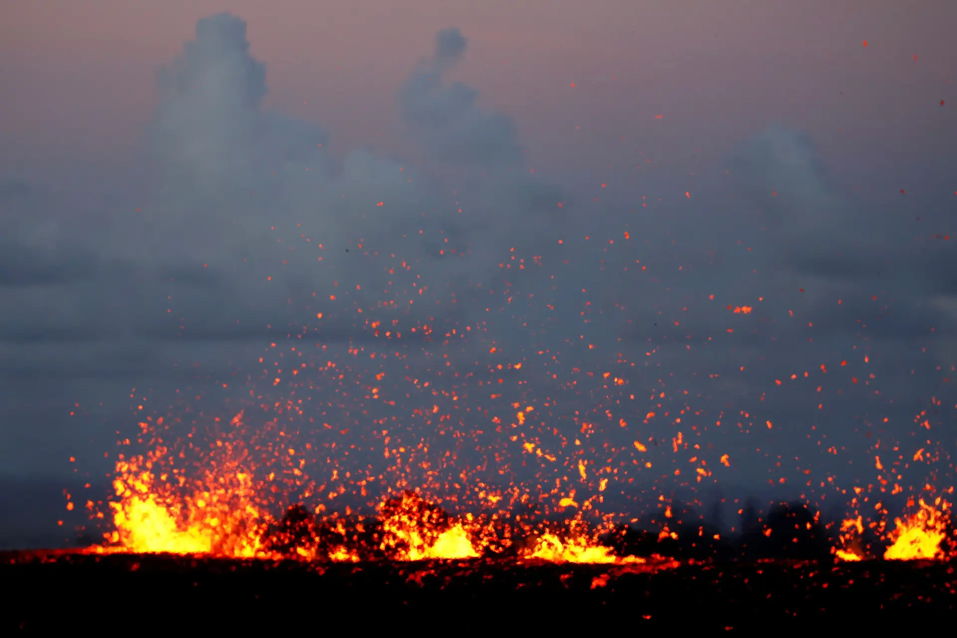 Vulcão projeta cinza a mais de 9 mil metros de altura