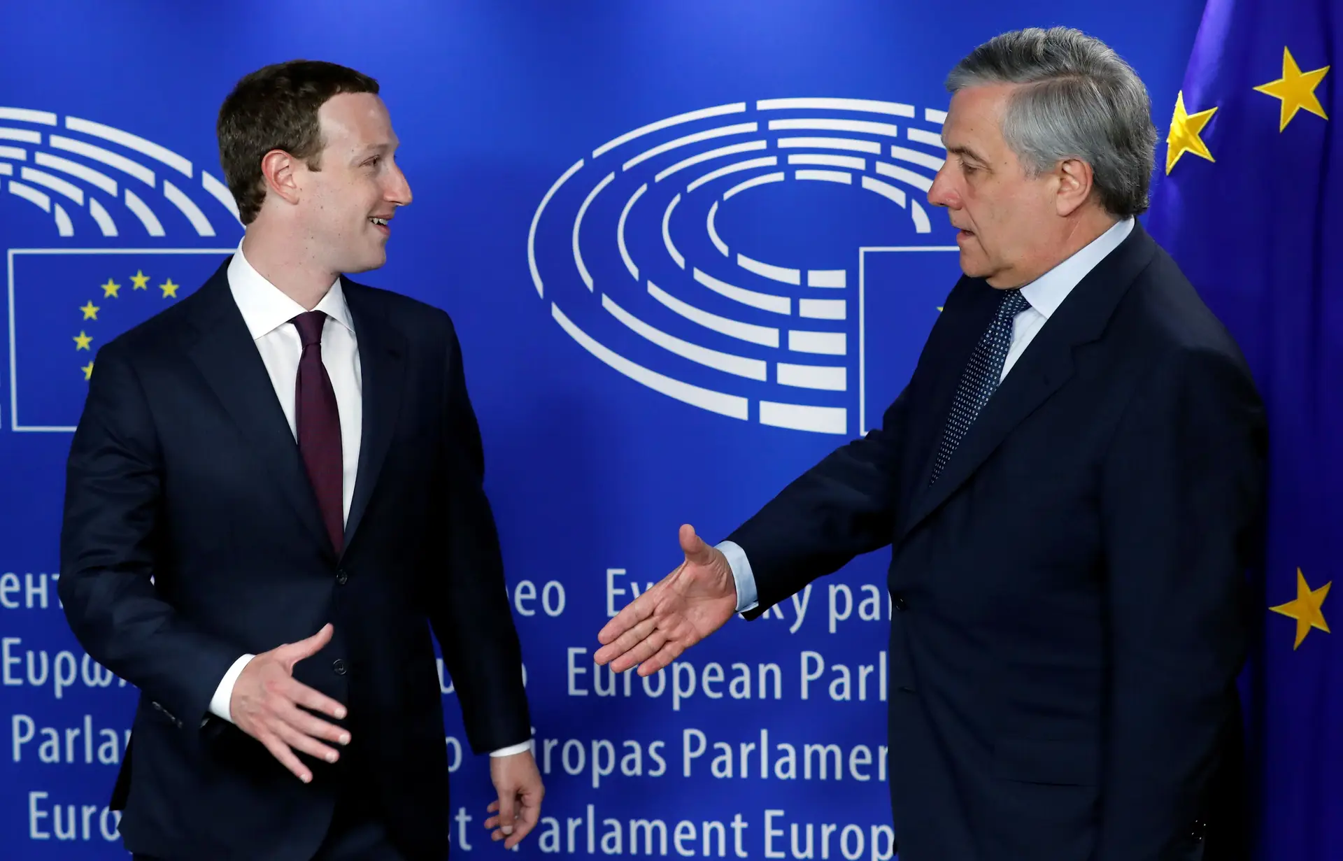 O CEO do Facebook Mark Zuckerberg cumprimenta o Presidente do Parlamento Europeu Antonio Tajani para uma audição em Bruxelas, a 22 de maio de 2018.