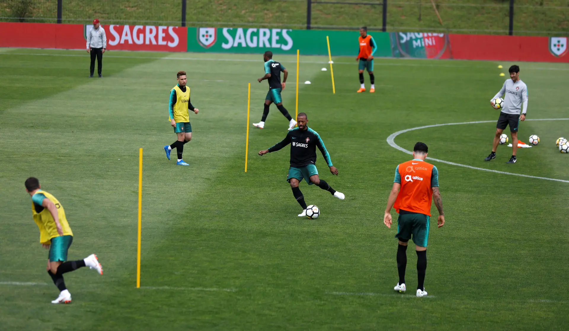 William e André Silva cumprem 1º treino em Oeiras, Guerreiro com febre