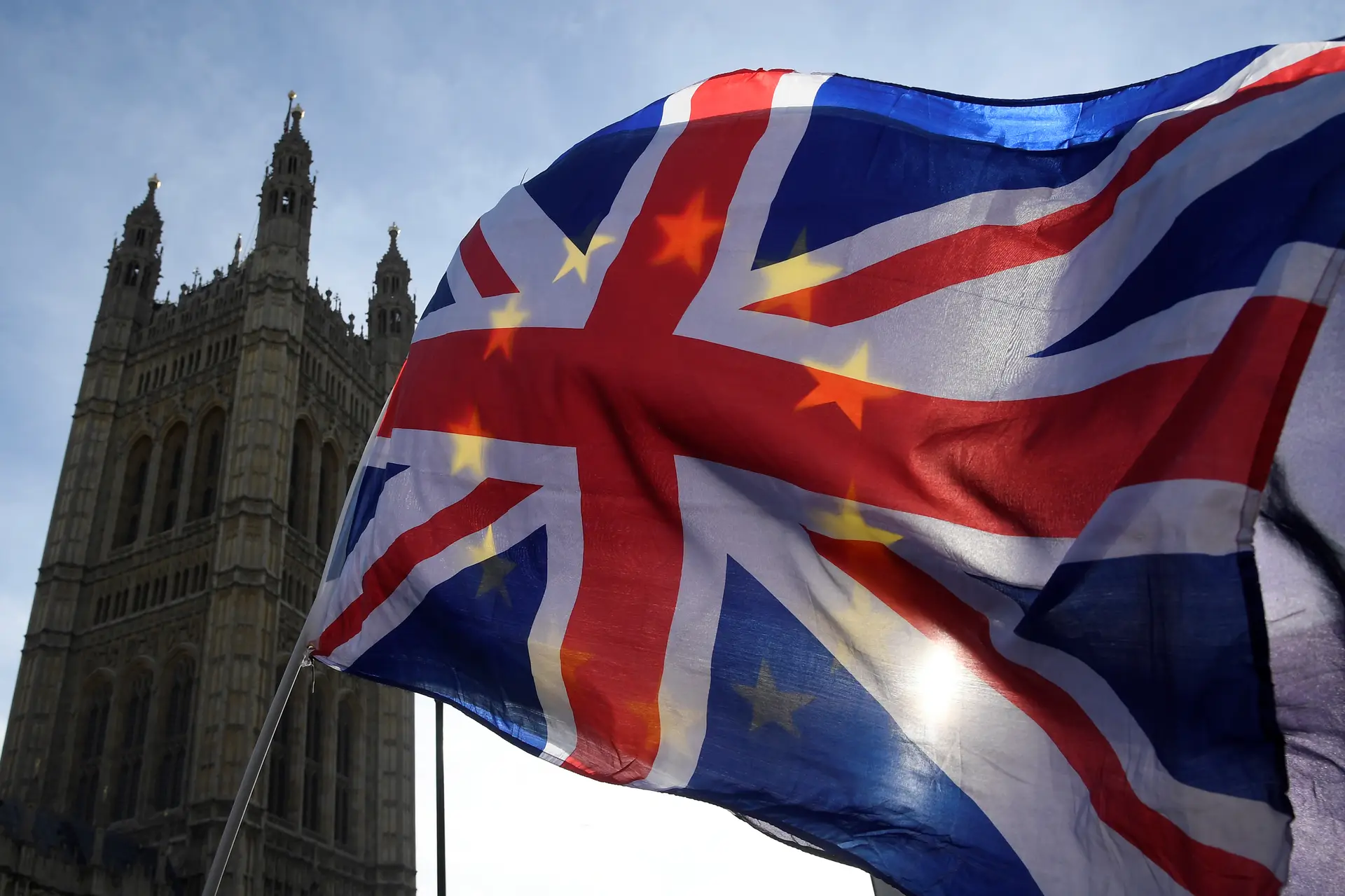 Governo britânico admite ficar na união aduaneira até ao final de 2021