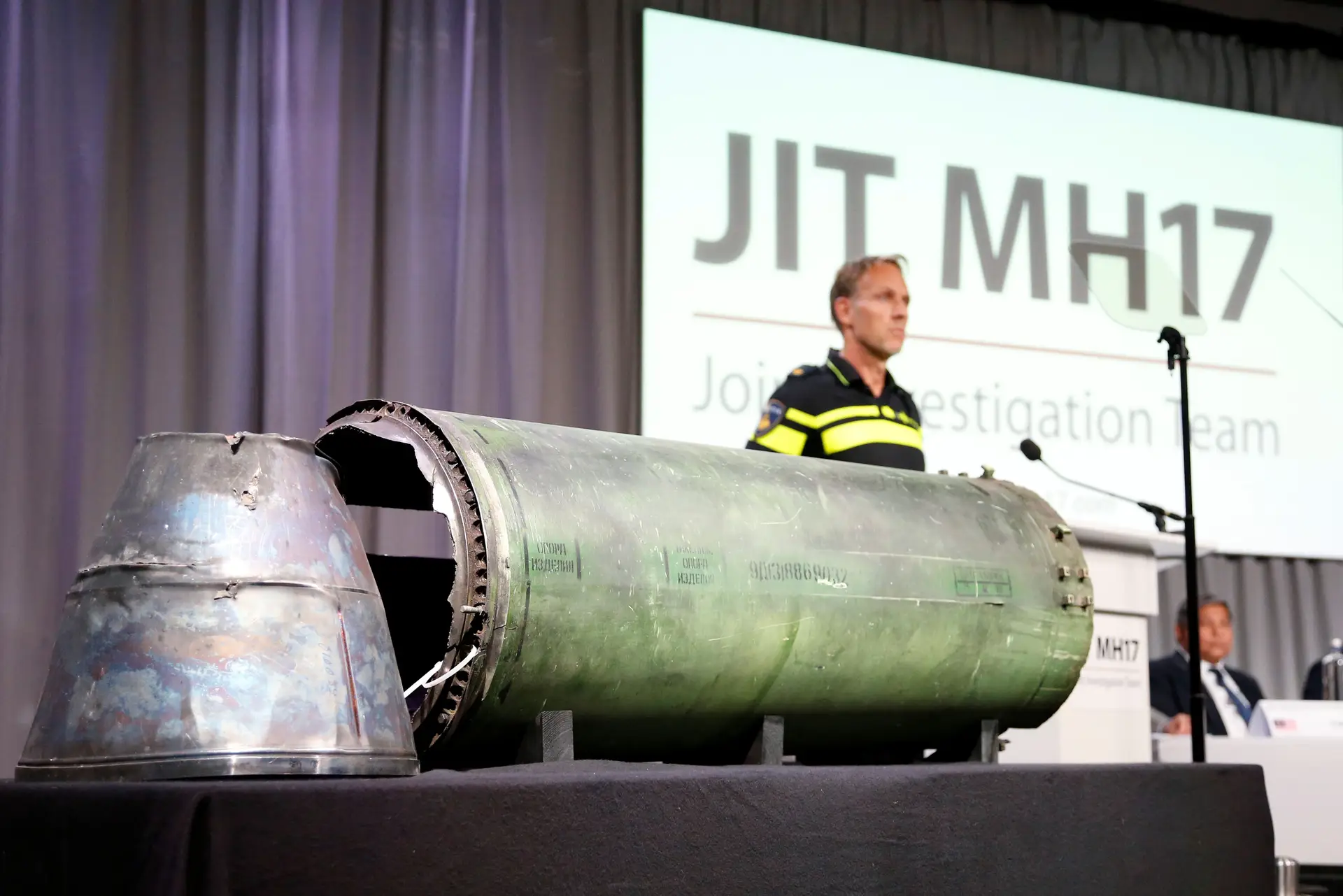 Destroços do míssil que atingiu o voo MH17 apresentados a 24 de maio de 2017 pela equipa internacional conjunta que investiga o caso (JIT MH17).