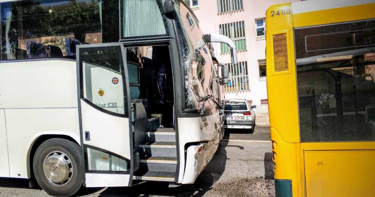 Mais um autocarro da Carris apedrejado em Lisboa - Vídeos - Correio da Manhã