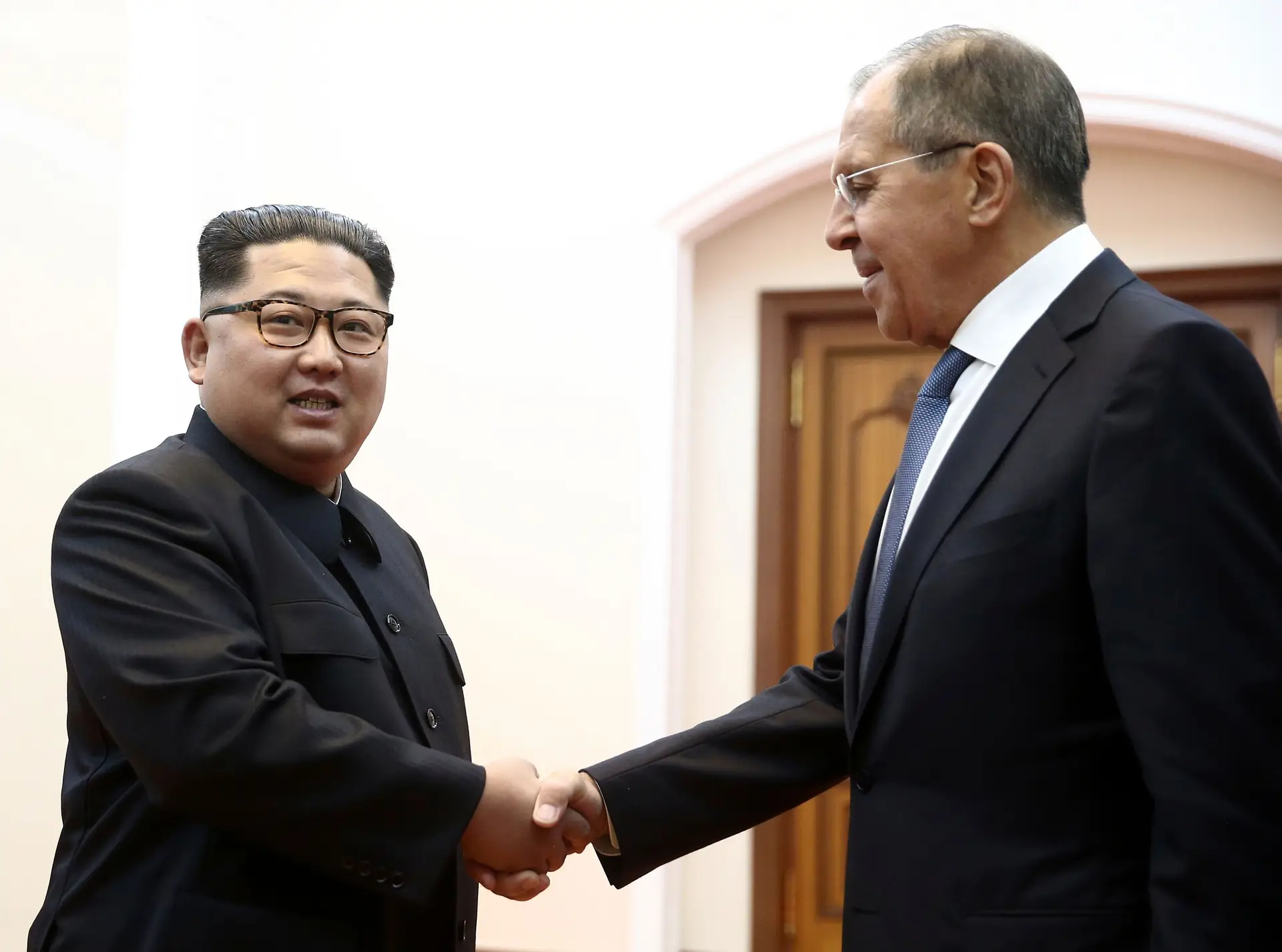 Ministro russo Sergei Lavrov reúne-se com líder norte-coreano em Pyongyang