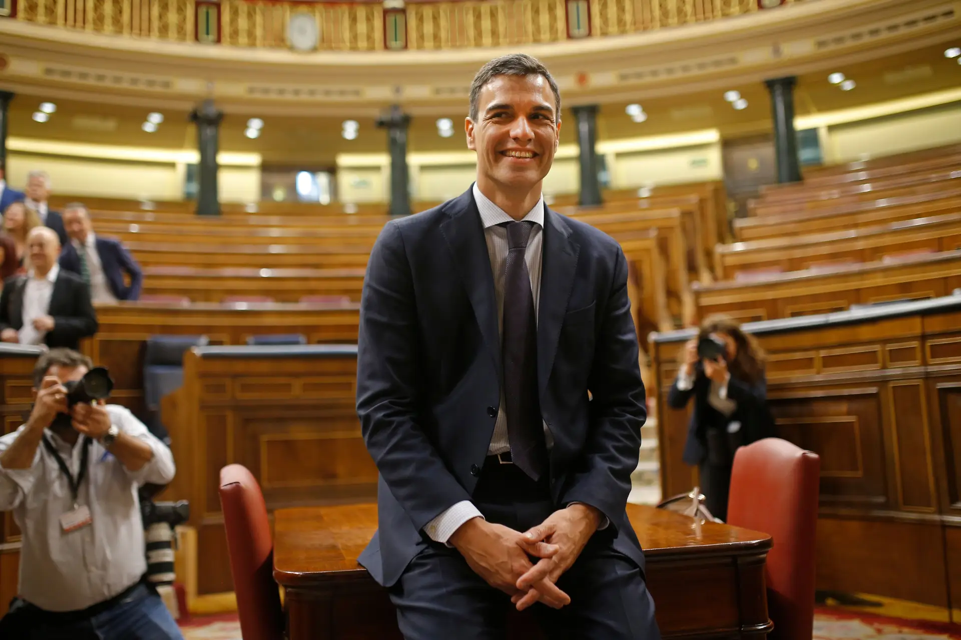 1 de junho de 2018, Pedro Sánchez sorri depois da aprovação da moção de censura ao Governo de Rajoy. O líder do PSOE vai ser recordado pelo PP por causar a queda de um chefe de Executivo que sobrevivera a várias crises.