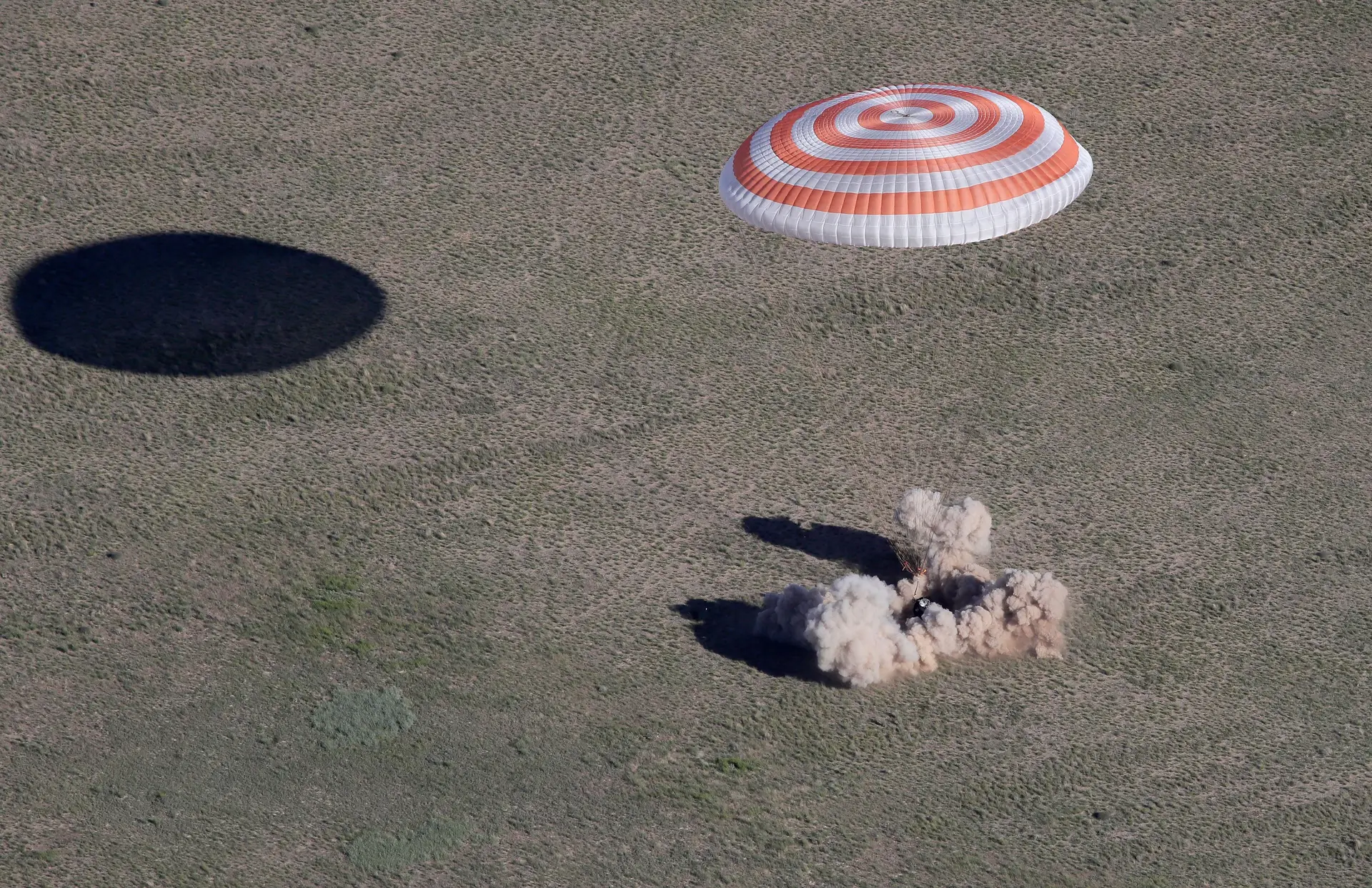 Nave russa Soyuz regressa à Terra com bola do jogo inaugural do Mundial 2018