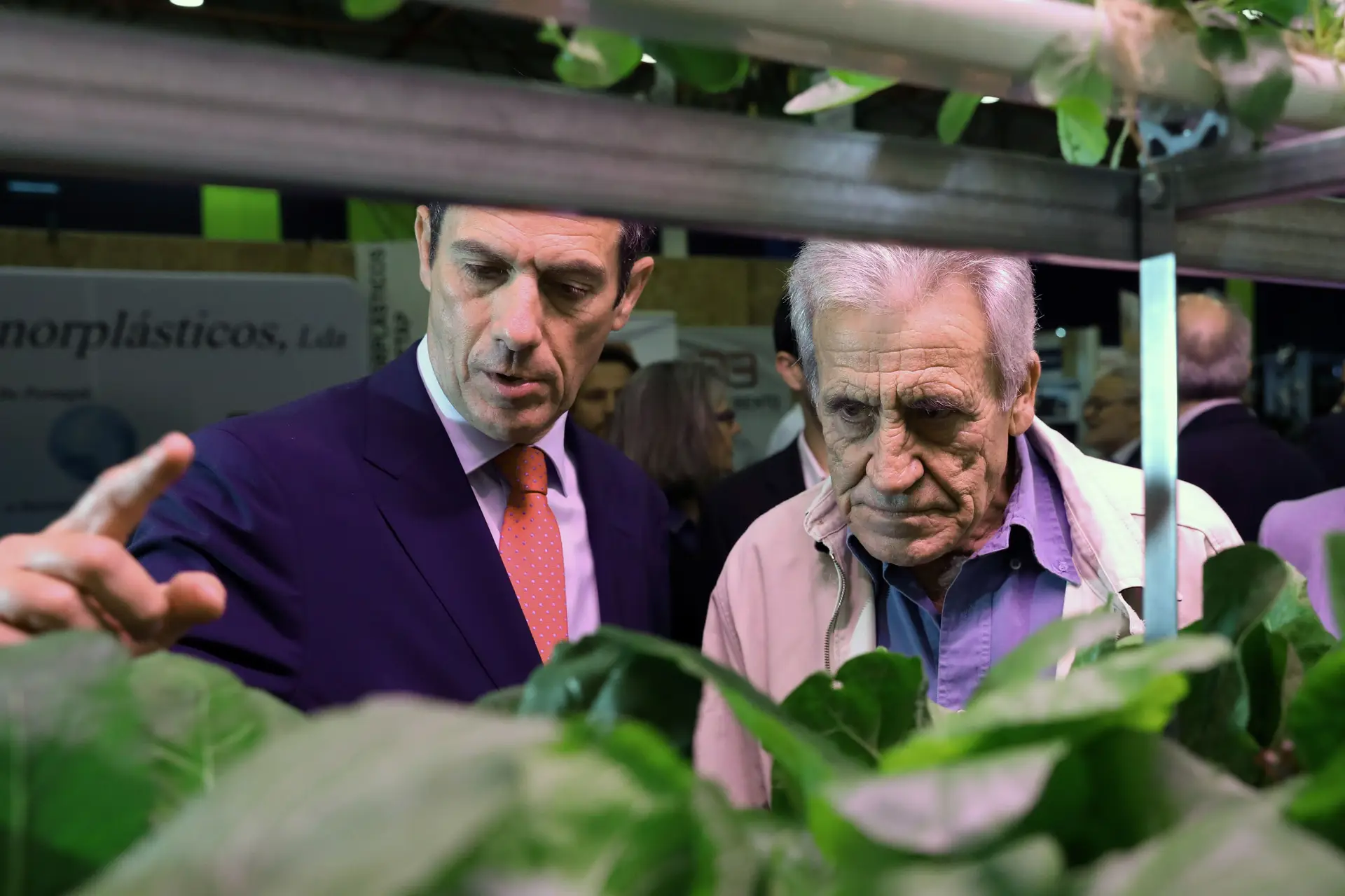 O secretário geral do PCP, Jerónimo de Sousa (D) acompanhado pelo presidente da Confederação dos Agricultores de Portugal, Luis Mira (E) na 55.ª Feira Nacional de Agricultura, em Santarém.