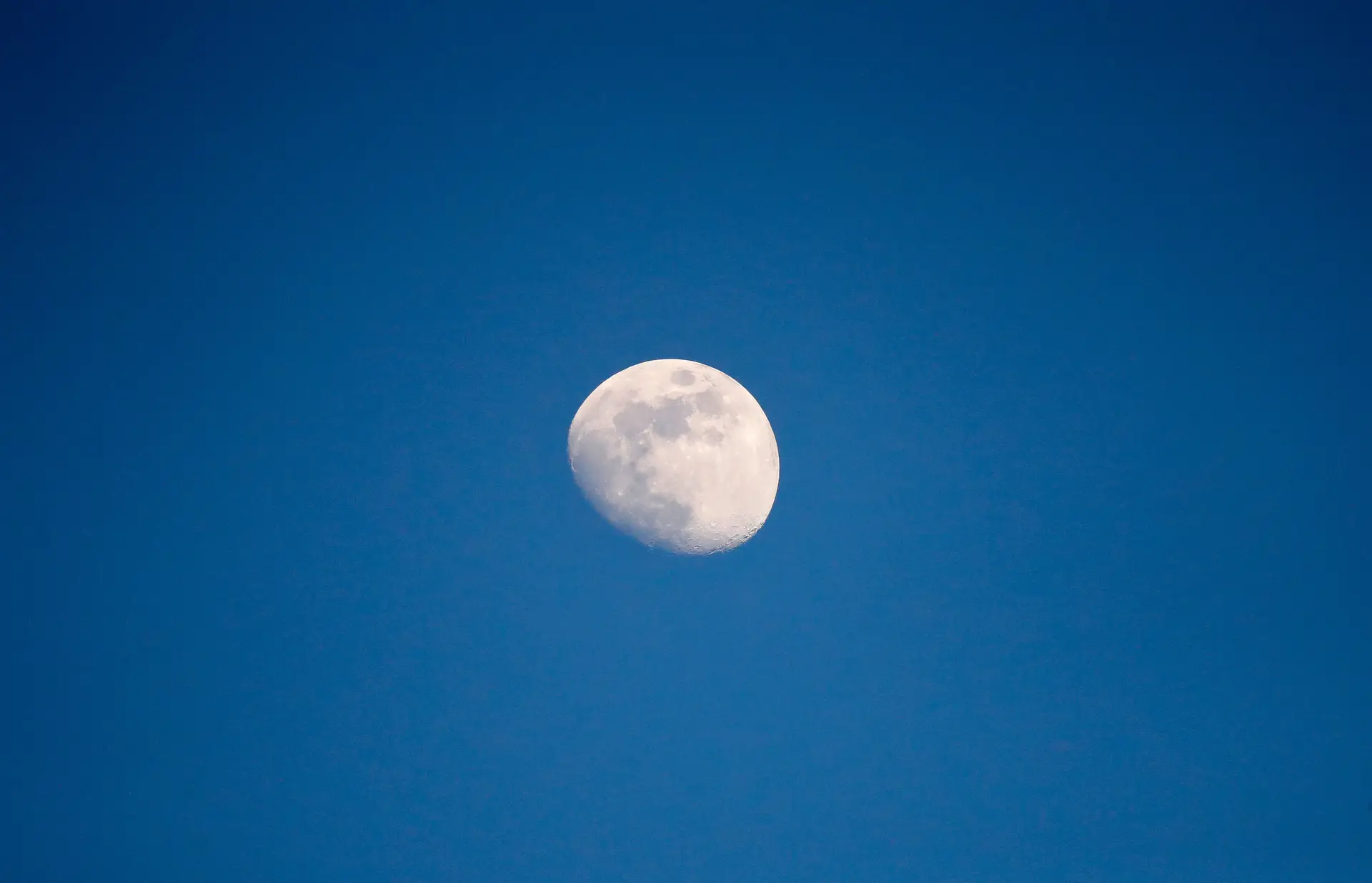 Os dias estão a ficar mais longos e a culpa é da lua