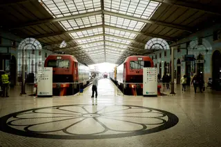 Comboios parados, greve de 24 horas sem serviços mínimos