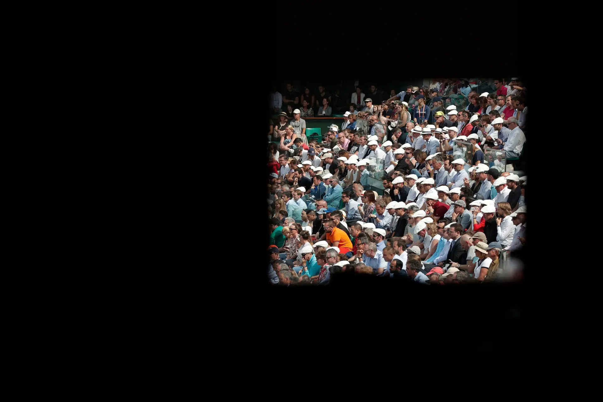 Espetadores do torneio de ténis de Roland Garros que decorre até dia 10 em Paris, França.