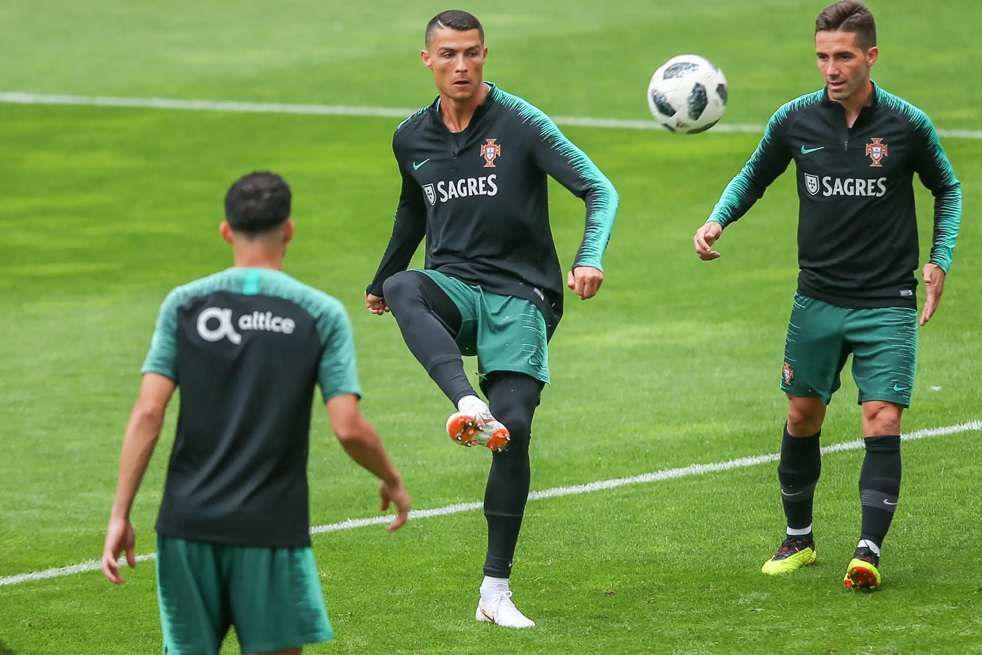 Um treino em que Gelson Martins deu autógrafos e Ronaldo jogou à rabia