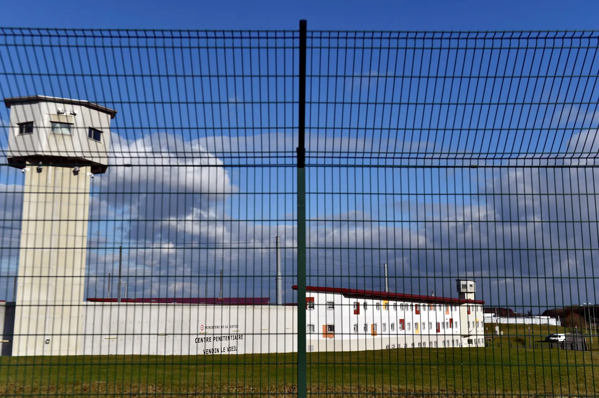 Cerca de 450 presos radicalizados sairão das cadeias francesas em 2019 foto