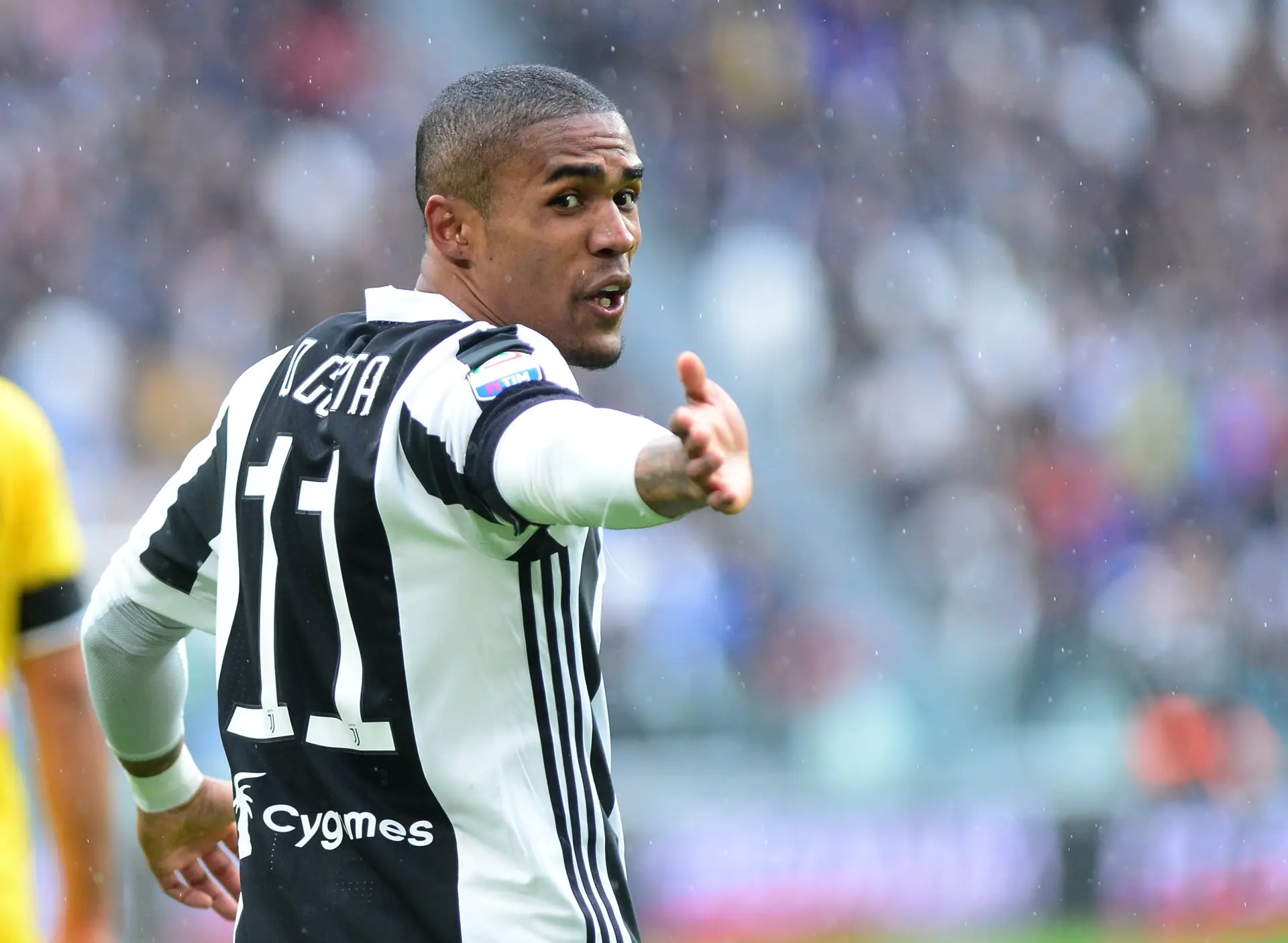 Juventus exerce opção e fica com Douglas Costa por 40 milhões