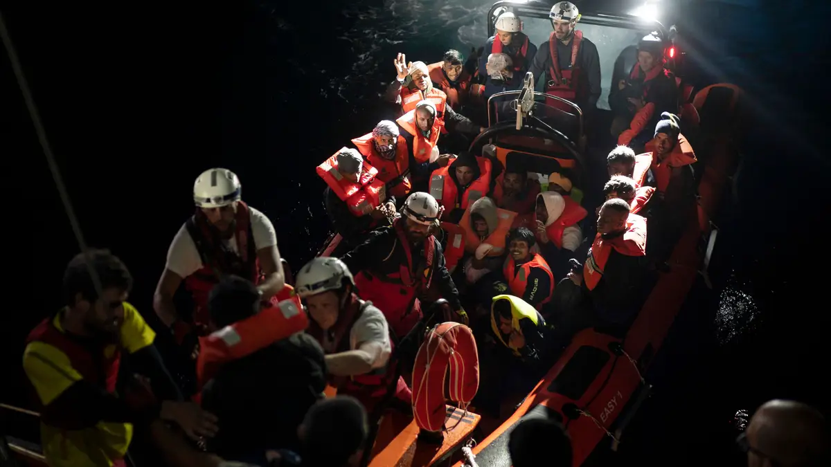 Grupo de refugiados e migrantes transferidos para o navio de resgate SOS Mediterranee Aquarius.