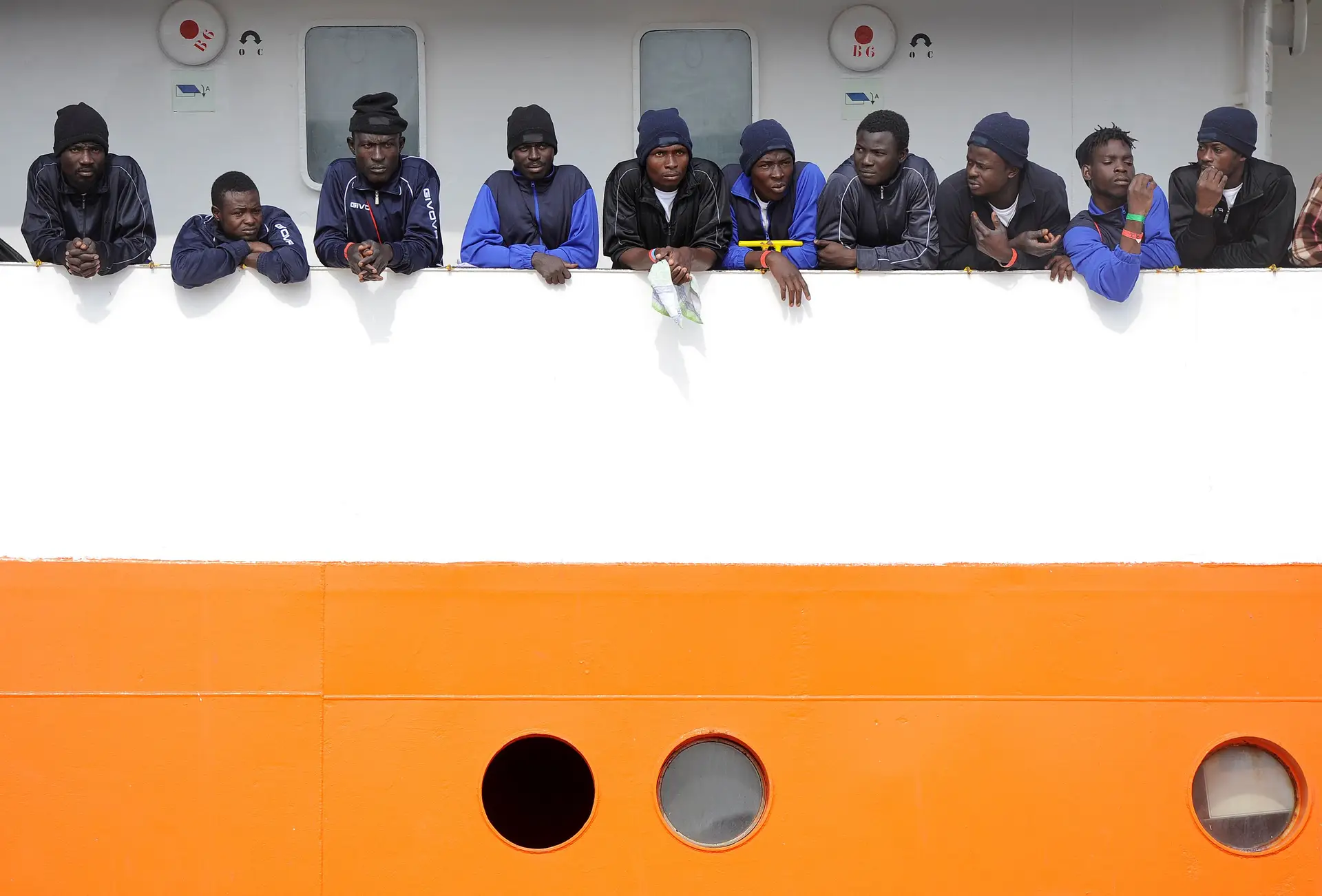 Aquarius continua em alto mar, Itália e Malta mantêm "braço-de-ferro"