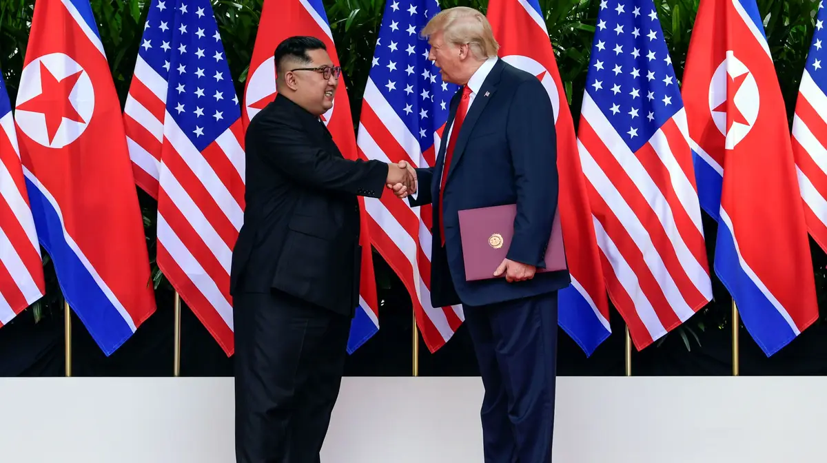 A cimeira propriamente dita começou com este histórico aperto de mão entre Donald Trump e Kim Jong-un. Depois de quase 70 anos de confrontos políticos, no seguimento da Guerra da Coreia e de 25 anos de tensão sobre o programa nuclear de Pyongyang, o encontro de Singapura é o primeiro entre os líderes dos dois países.
