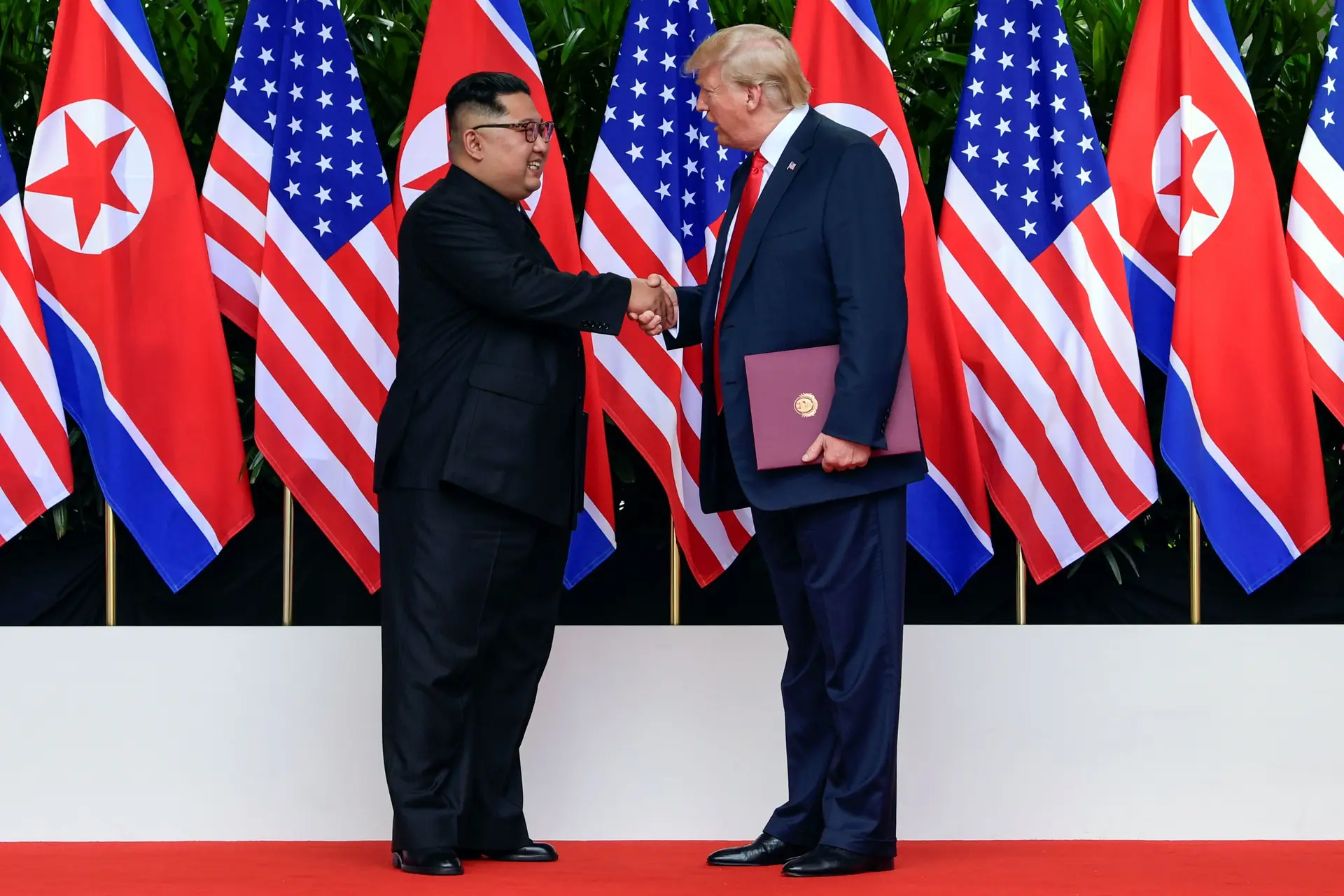 A cimeira propriamente dita começou com este histórico aperto de mão entre Donald Trump e Kim Jong-un. Depois de quase 70 anos de confrontos políticos, no seguimento da Guerra da Coreia e de 25 anos de tensão sobre o programa nuclear de Pyongyang, o encontro de Singapura é o primeiro entre os líderes dos dois países.