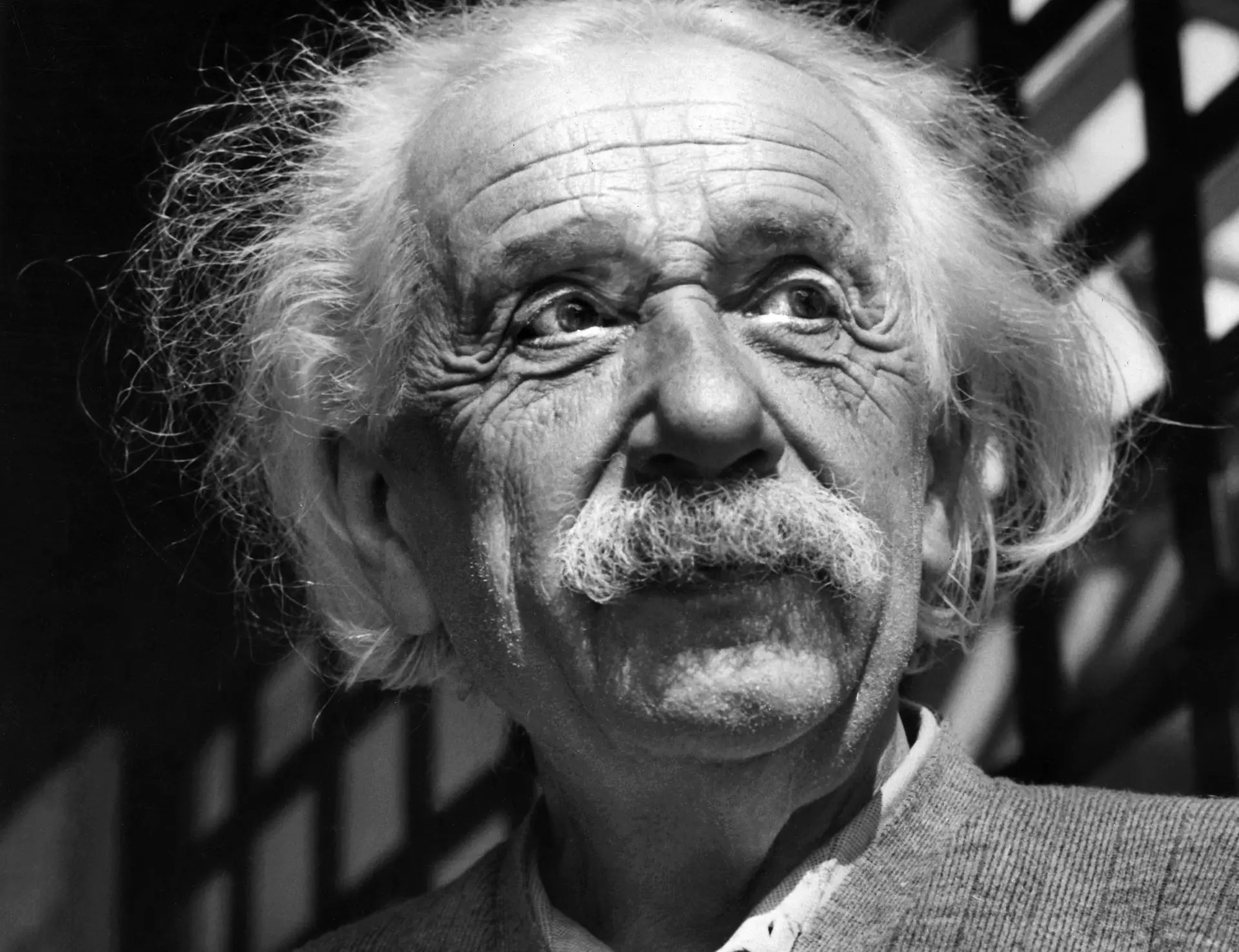 Astrónomos comprovam que teoria da gravidade de Einstein é válida em outras galáxias