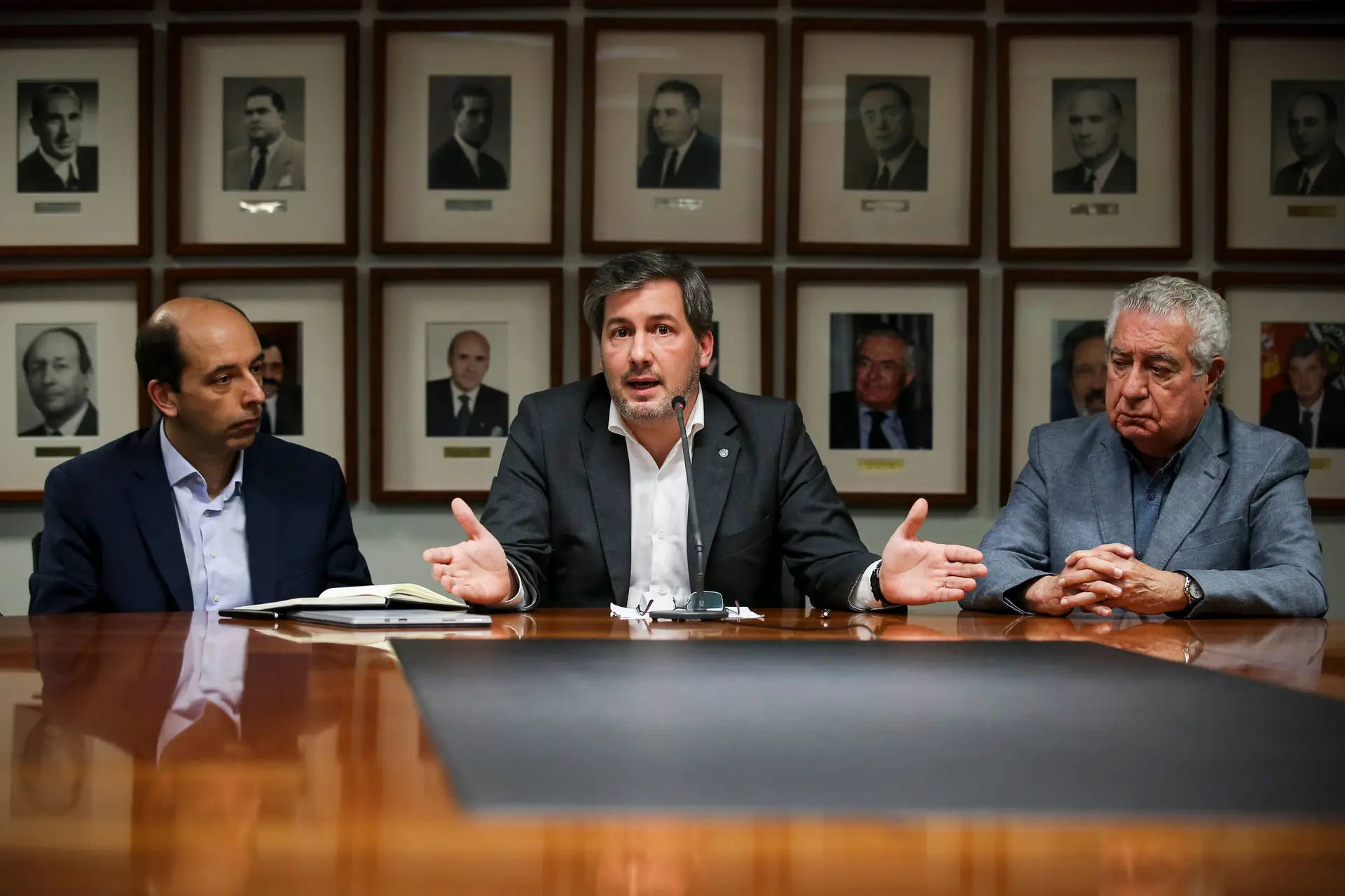 Conselho Diretivo suspenso pode participar na AG na "estrita condição de sócios"