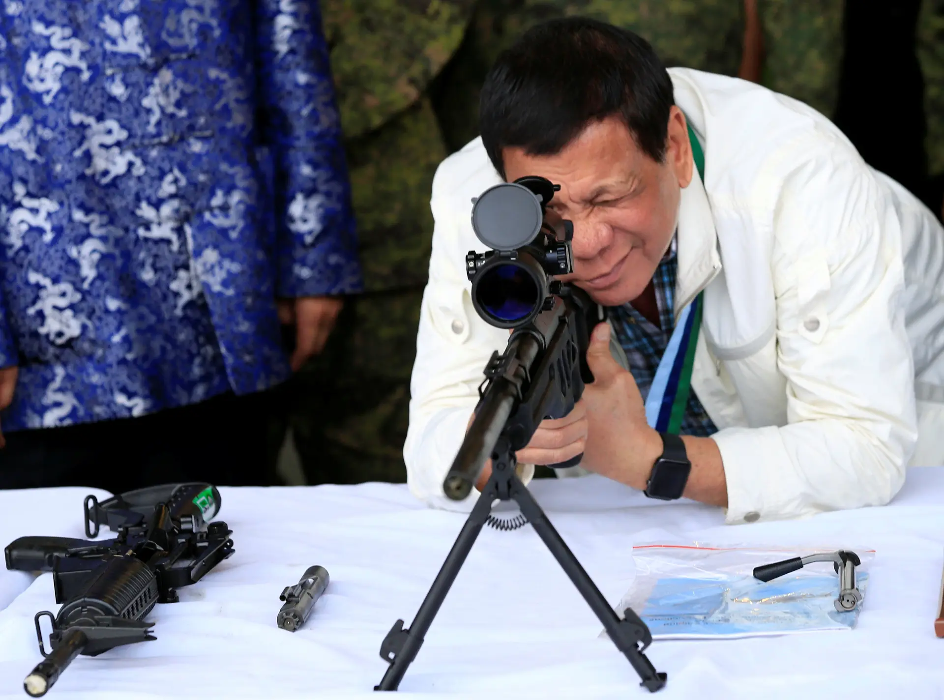 Filipinas planeia armar líderes da comunidade para combater o crime e o tráfico de droga