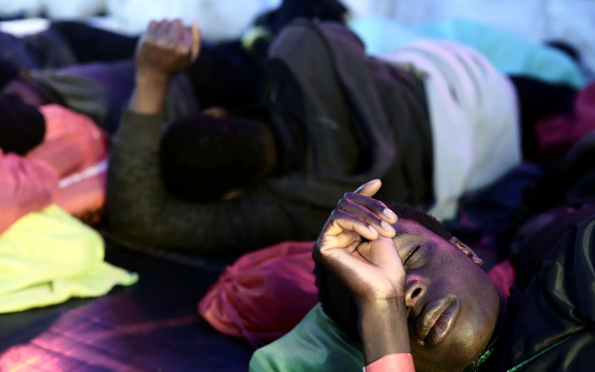 A bordo do navio Aquarius permanecem 106 migrantes "exaustos" e "doentes"