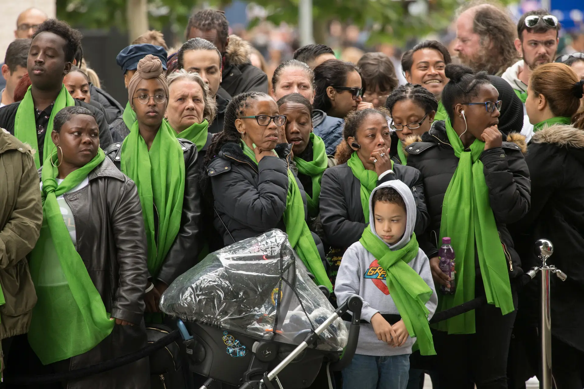 Londrinos vestiram-se de verde para homenagear vítimas do incêndio da Torre Grenfell