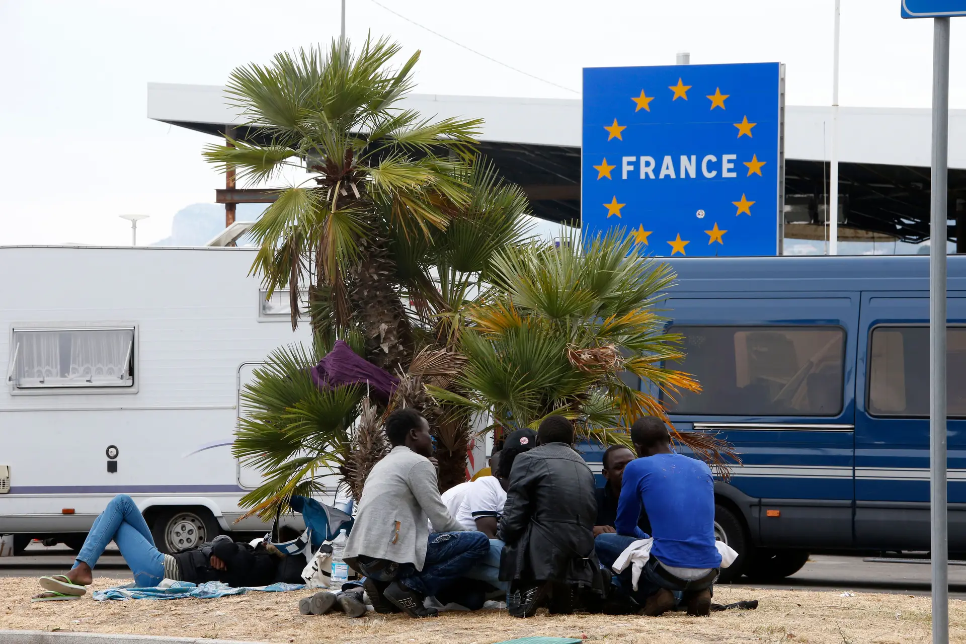 Oxfam alerta: migrantes na fronteira franco-italiana têm tratamento indigno
