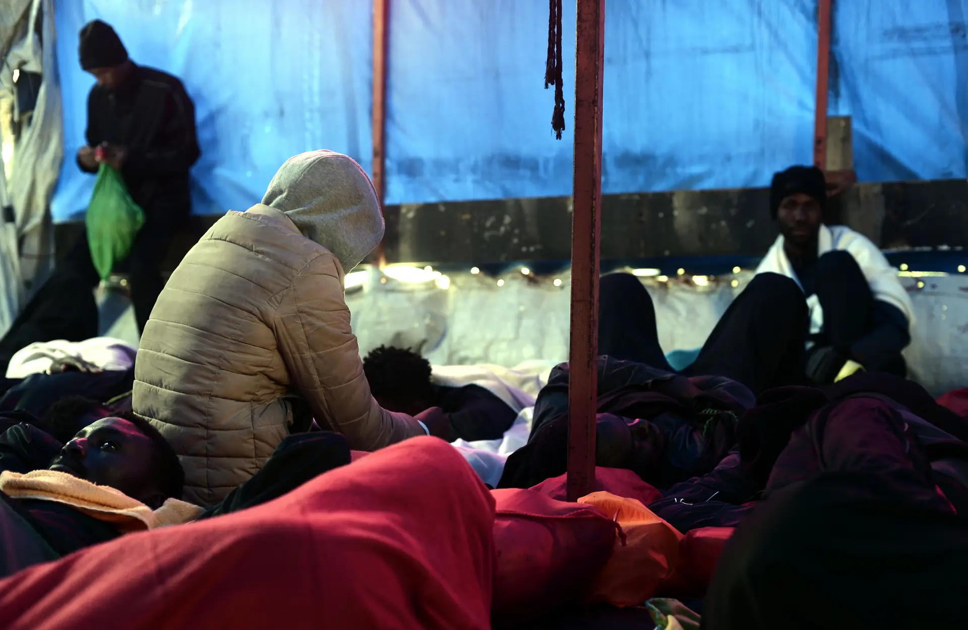 França vai acolher migrantes do navio Aquarius