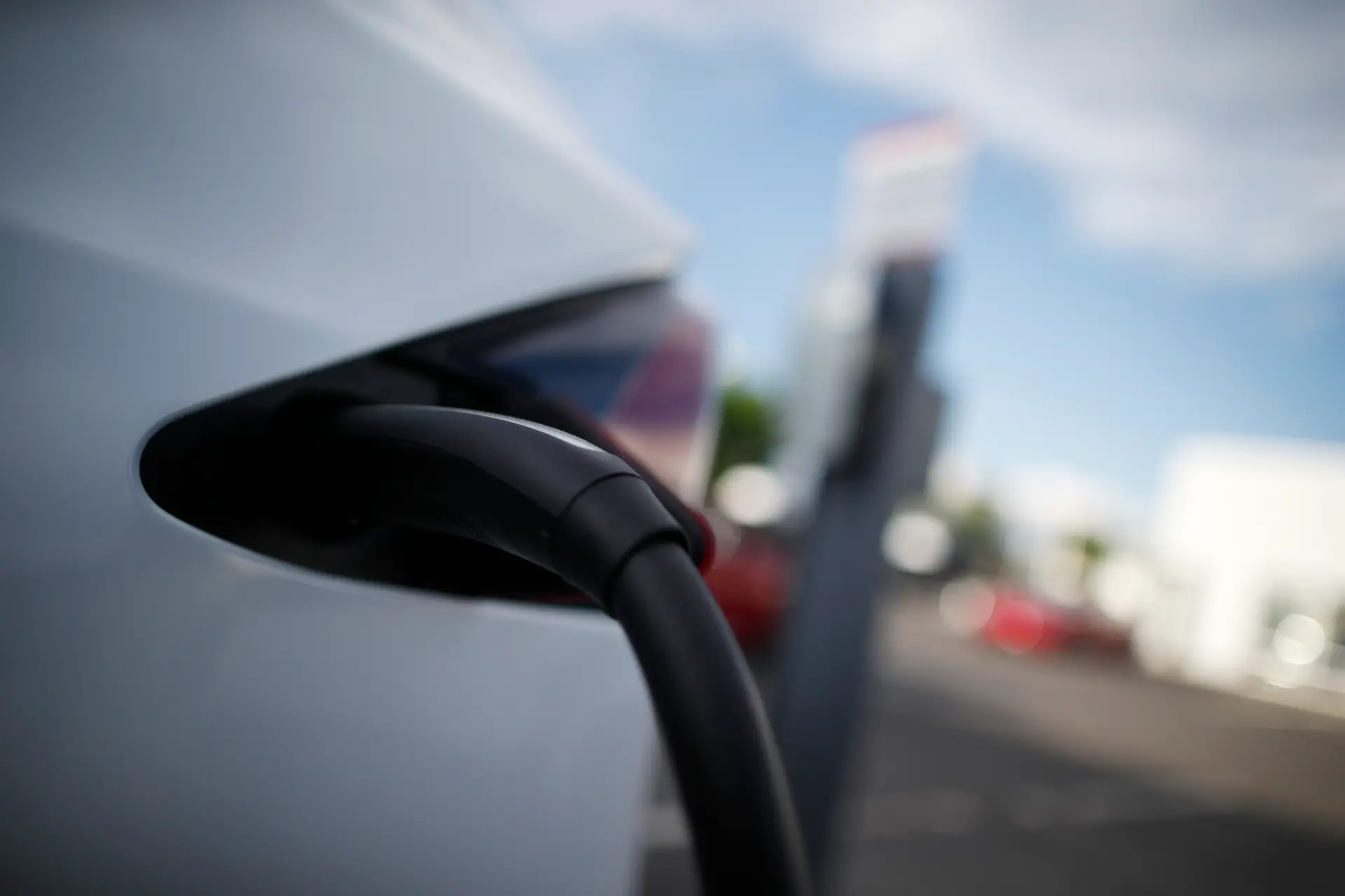 Venda de veículos elétricos quase triplicou nos primeiros quatro meses do ano