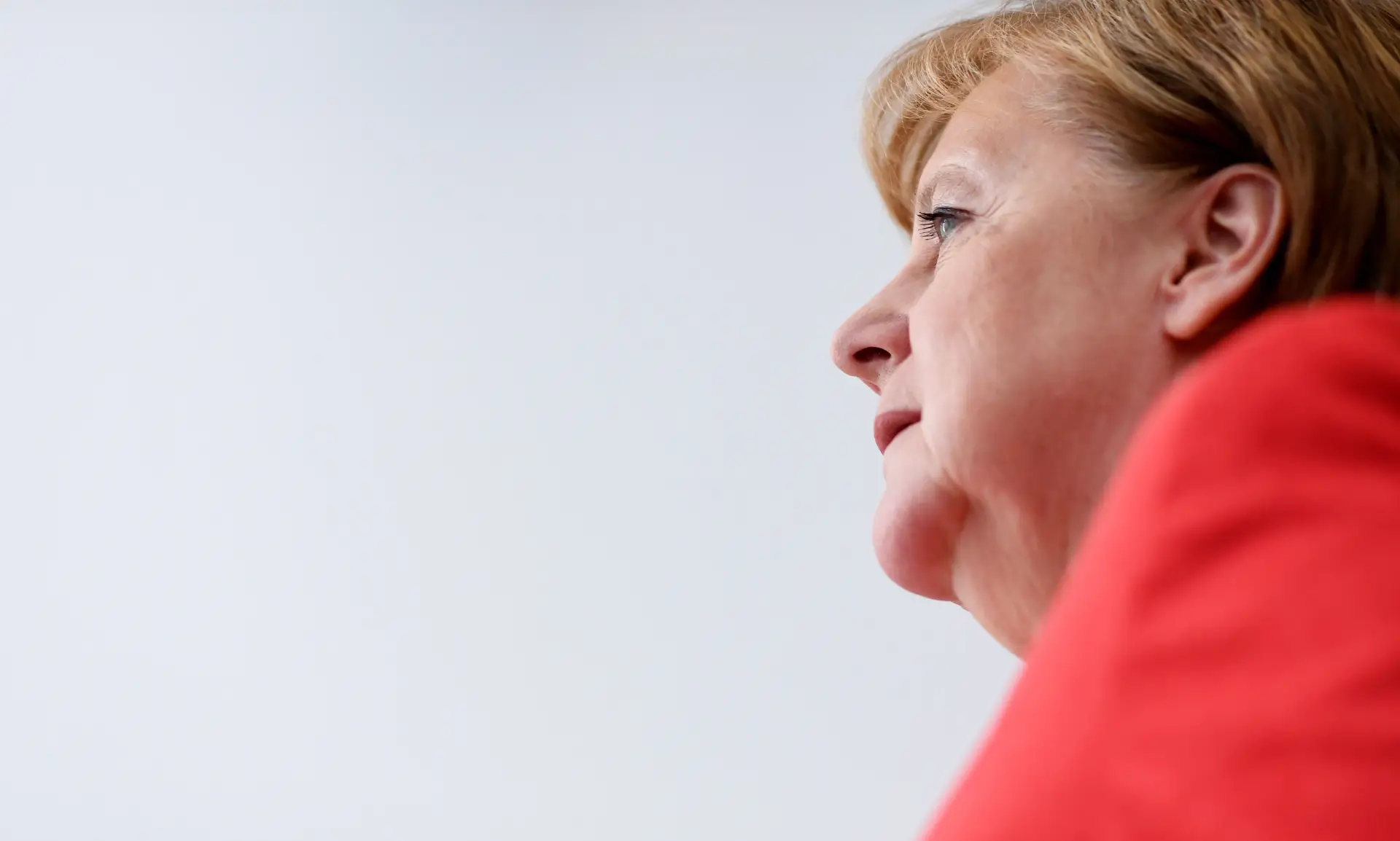 Merkel vai procurar soluções à escala europeia para crise migratória