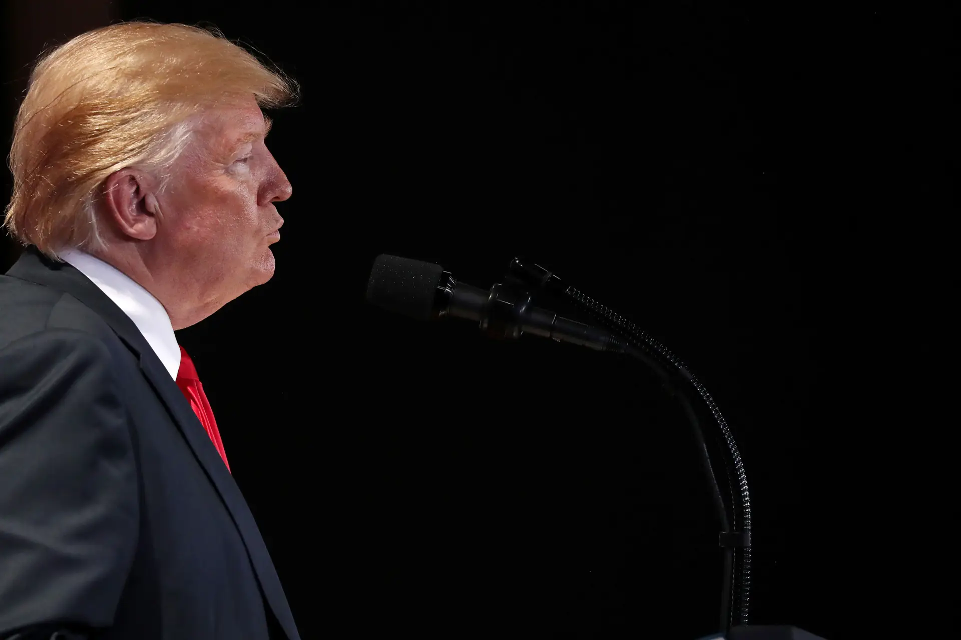 Trump ataca imigração e associa-a à criminalidade
