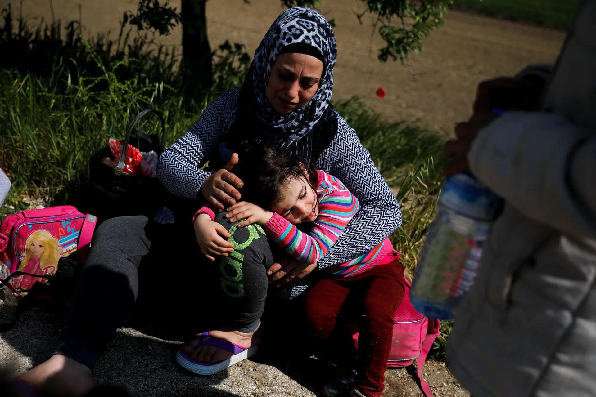 Zena, refugiada síria, descansa no colo da mãe, Zamilla Ammal, depois de terem atravessado o rio Evros, a fronteira natural entre a Grécia e a Turquia, 30 de abril de 2018. Como elas, há mais 68,5 milhões pelo mundo obrigados a fugir do seu país.