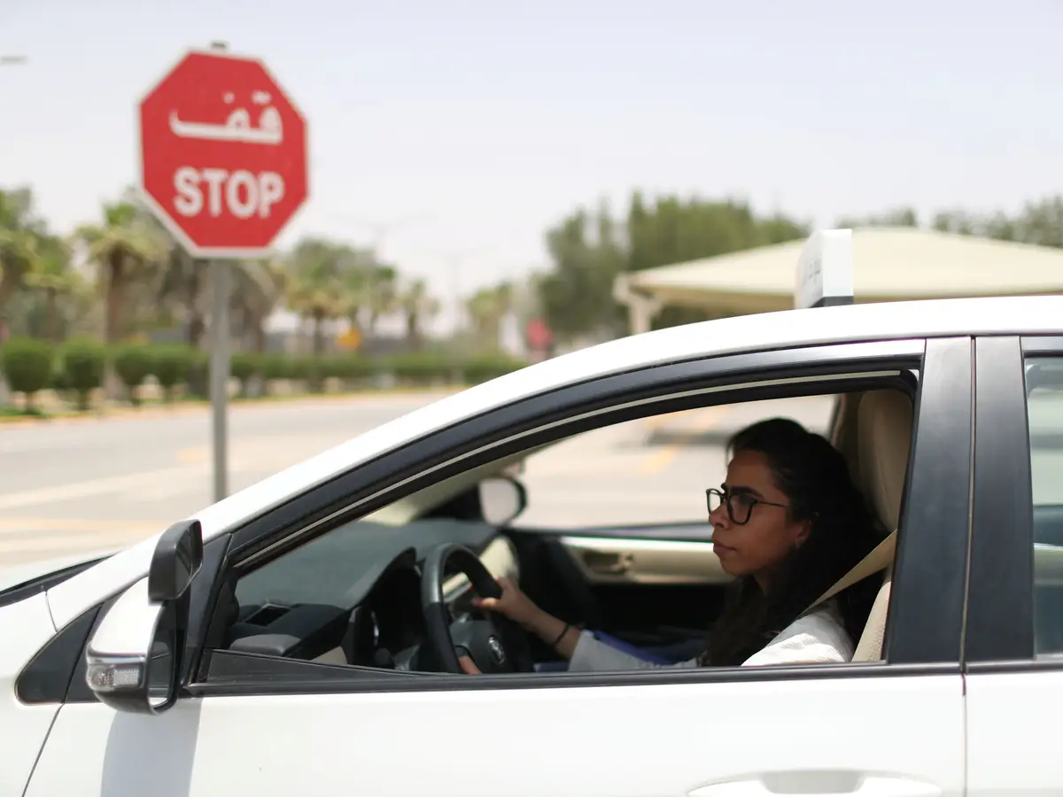 Mulheres sauditas podem guiar motas e camiões