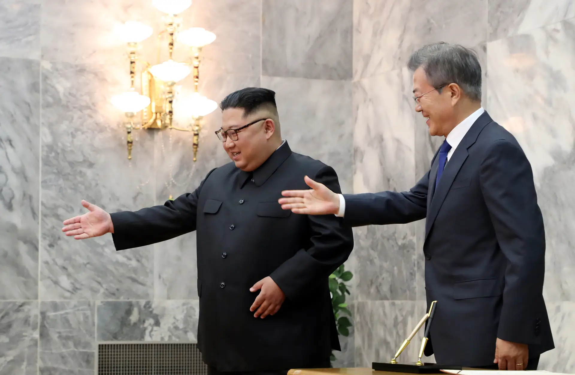 O líder norte-coreano Kim Jong-Un e o Presidente da Coreia do Sul Moon Jae-in.