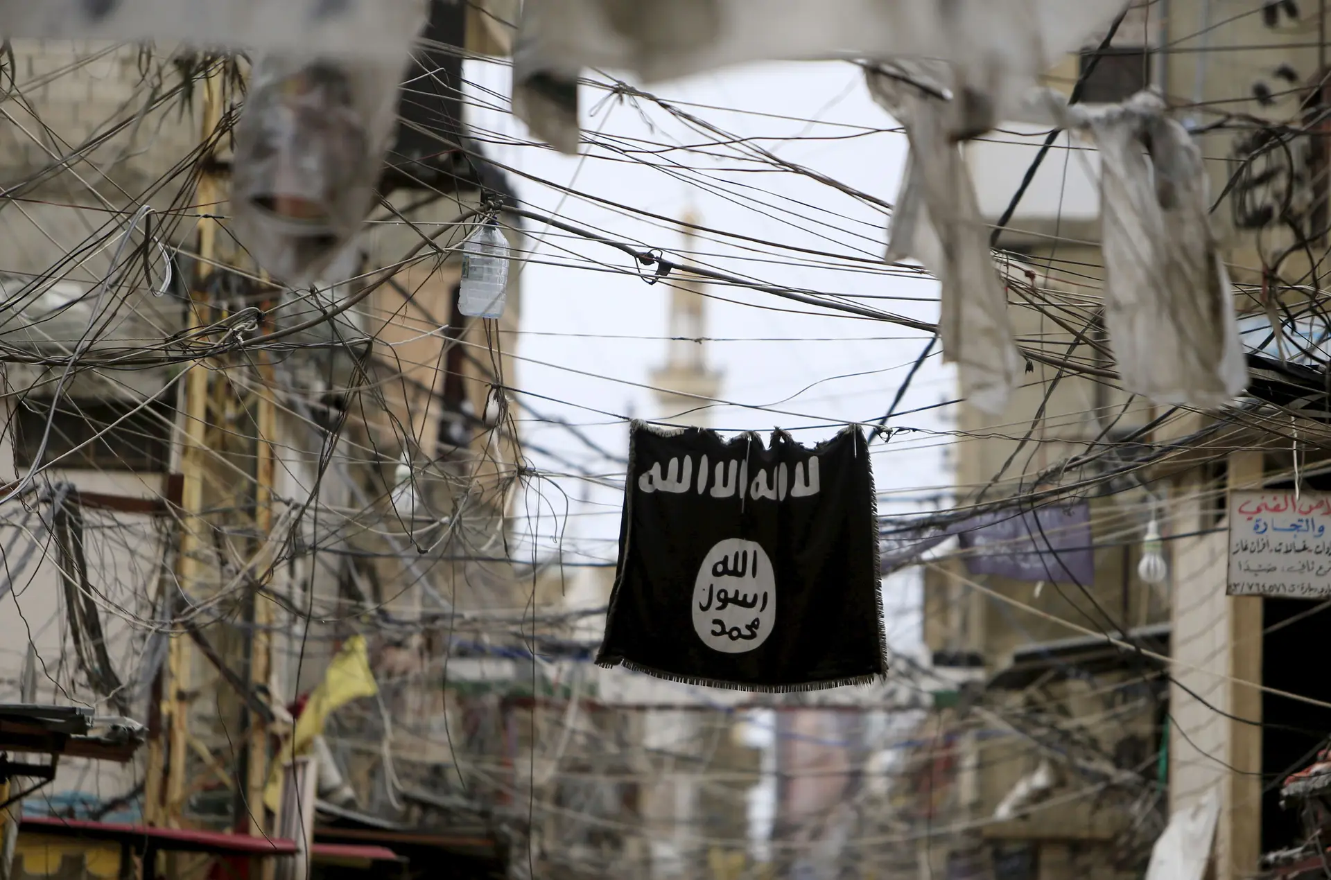 Pelo menos 100 jihadistas entregam-se aos talibã no Afeganistão
