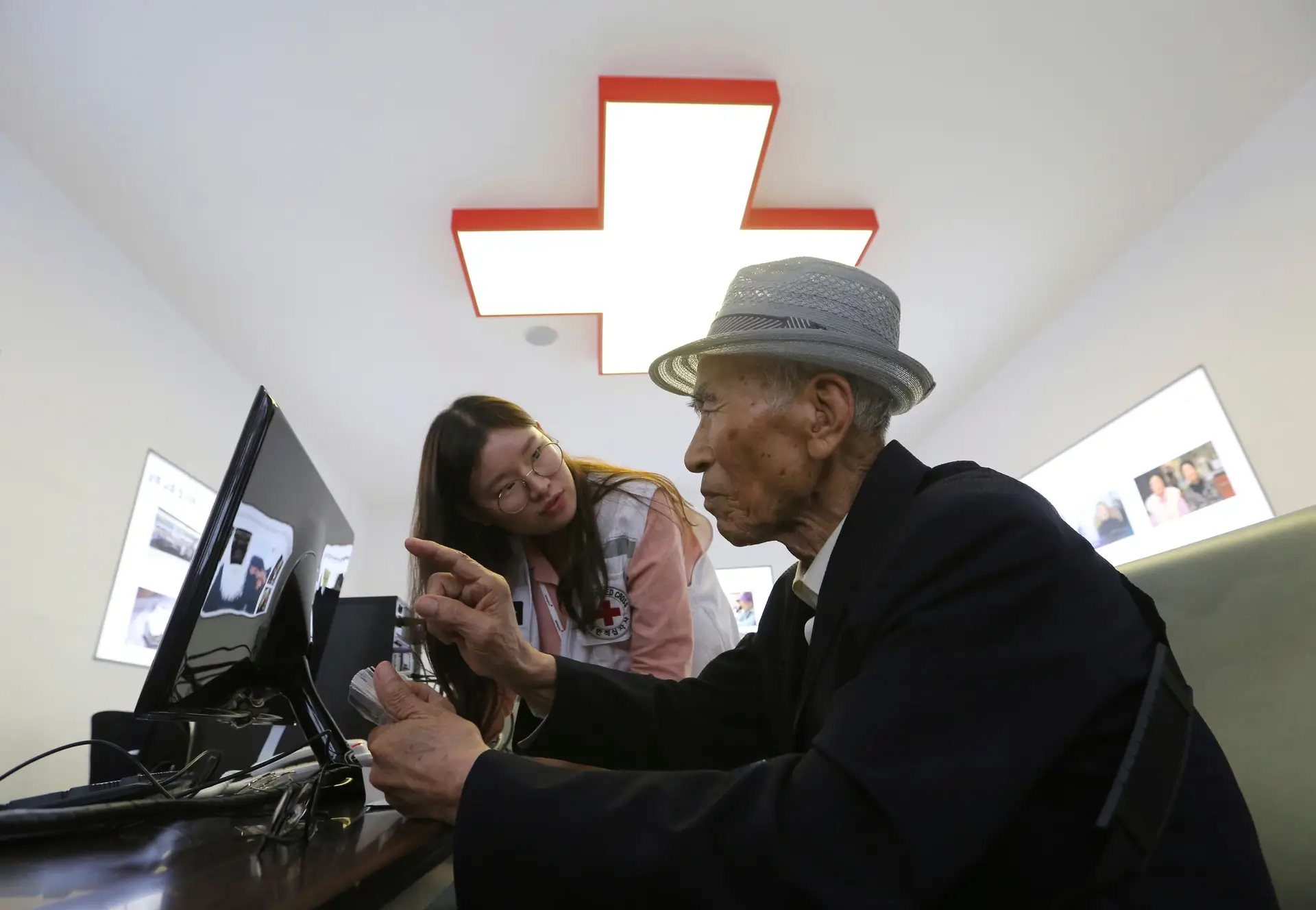 O sul coreano Yoo Gi-jin tem 93 anos na sede da Cruz Vermelha em Seul para tentar encontrar o resto da família que ainda vive na Coreia do Norte.