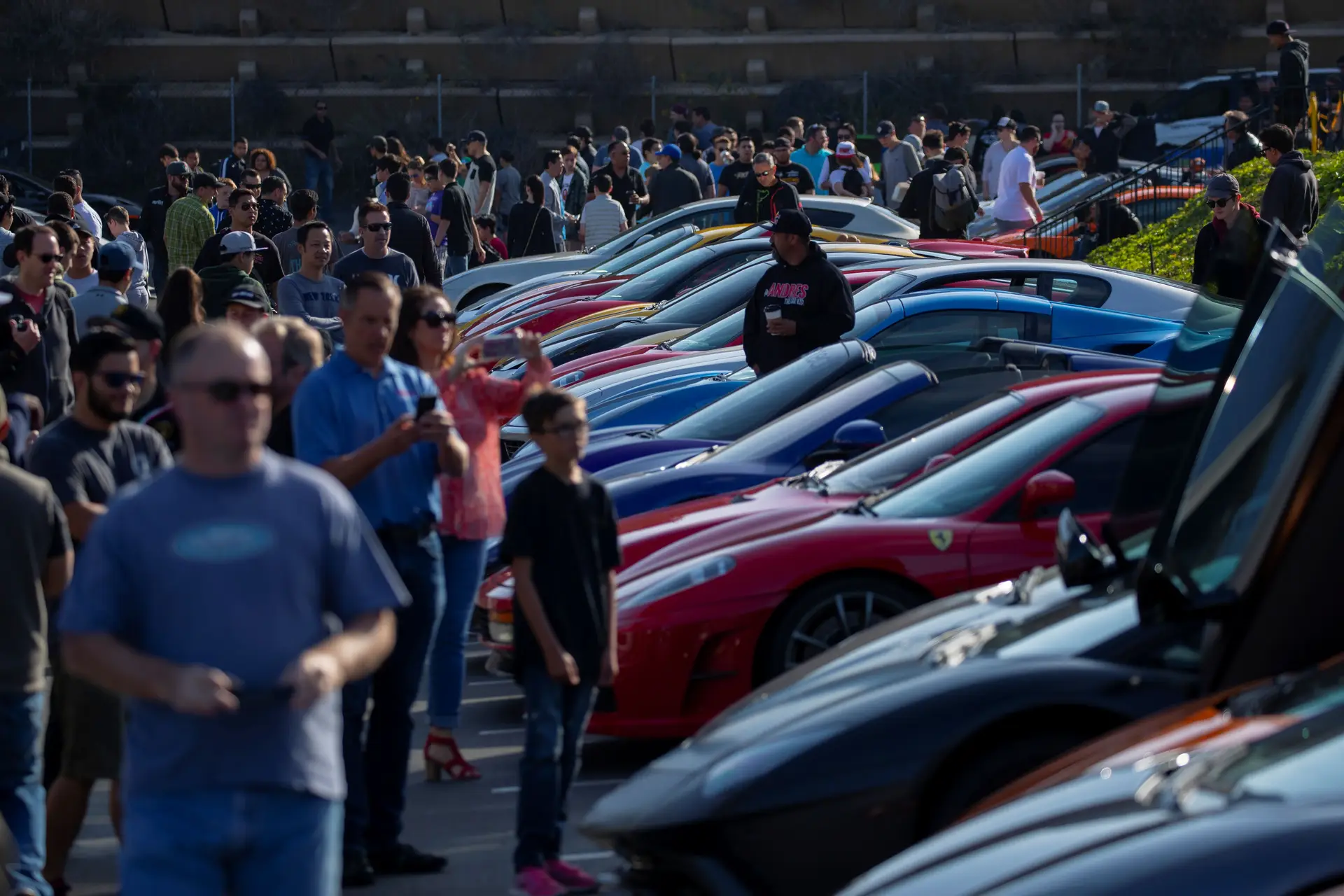 Trump ameça impor taxa extraordinária de 20% sobre carros europeus
