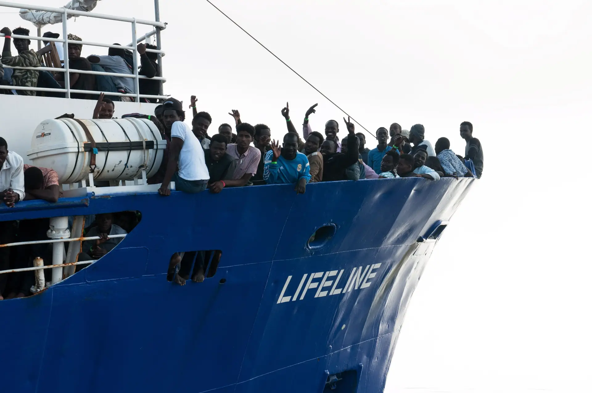 Eurodeputado do PCP vai pernoitar no navio Lifeline em "situação dramática"