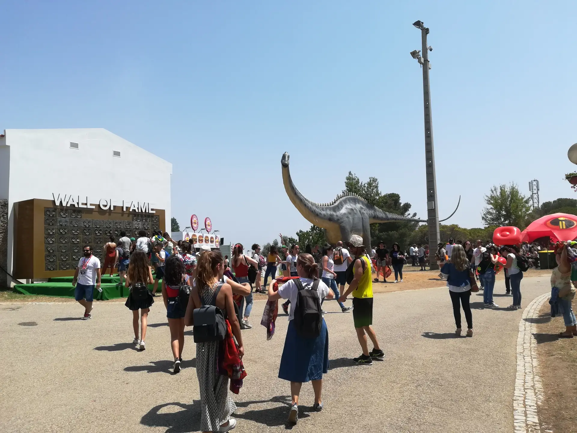 Mini parque jurássico invade cidade do rock