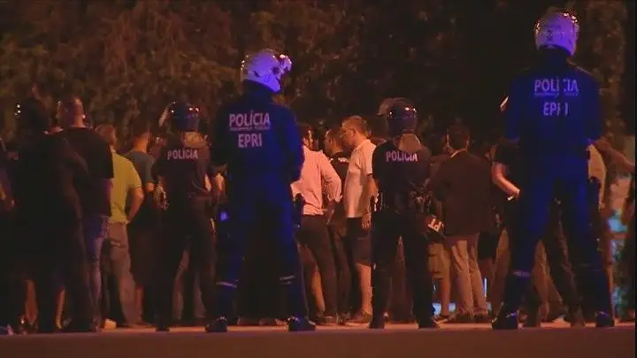 Adeptos causam distúrbios no exterior do Altice Arena