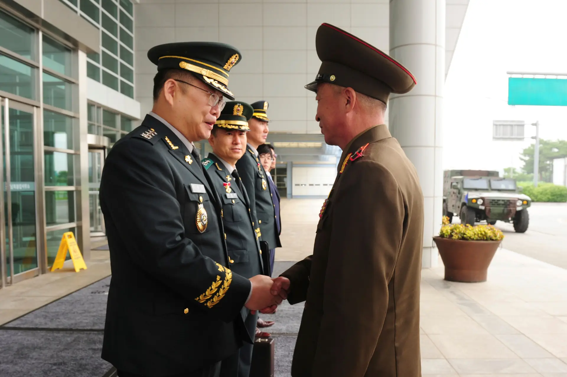 A delegação sul-coreana foi encabeçada pelo coronel Cho Yong-geun, enquanto a norte-coreana foi liderada pelo coronel Om Chang-nam (à direita).