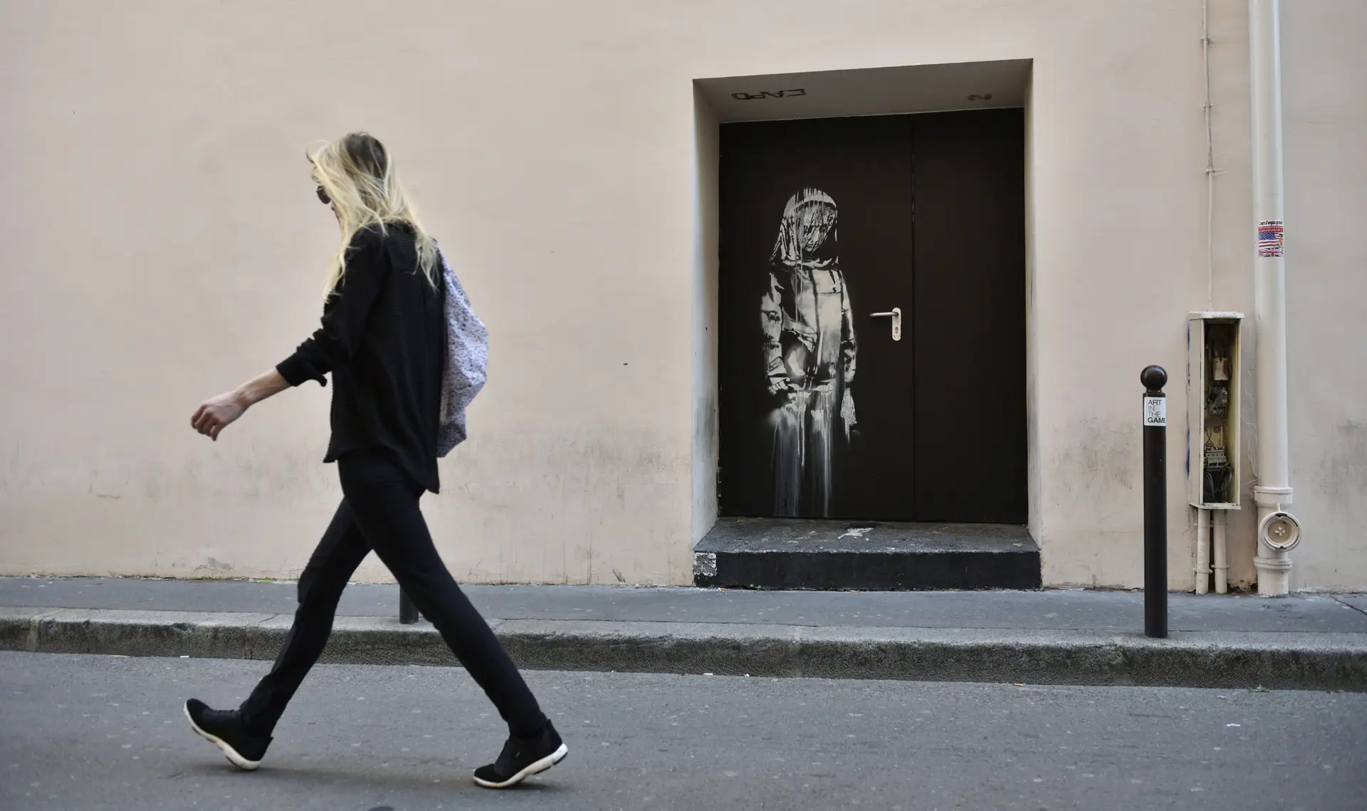 Na porta de emergência da sala de espetáculos Bataclan, alvo de um atentado terrorista em novembro de 2015, apareceu o desenho de uma rapariga triste, provavelmente de luto.