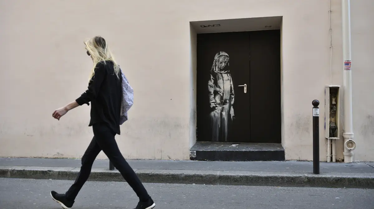 Na porta de emergência da sala de espetáculos Bataclan, alvo de um atentado terrorista em novembro de 2015, apareceu o desenho de uma rapariga triste, provavelmente de luto.