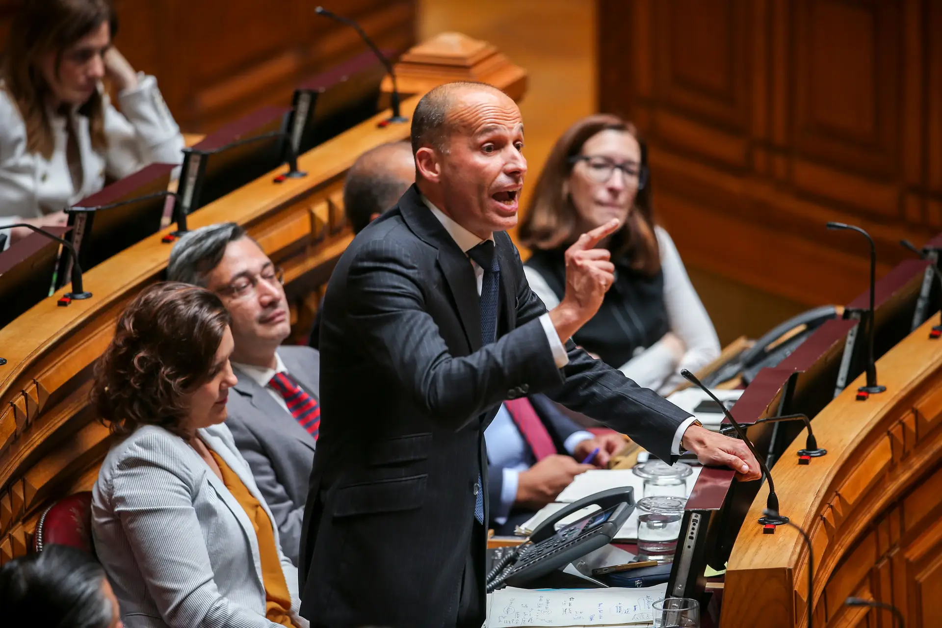 Troca de acusações entre esquerda e direita em debate sobre natalidade