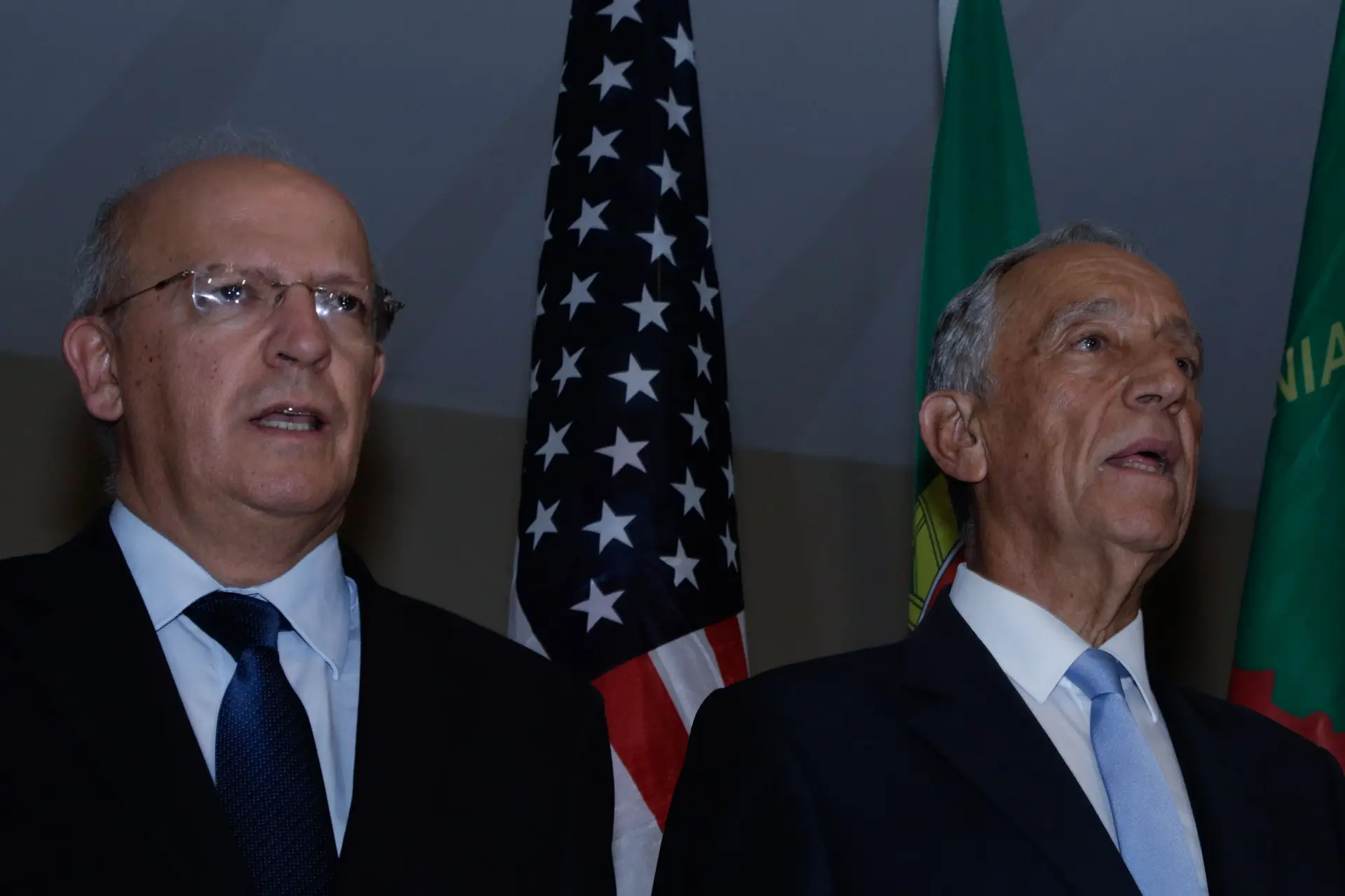 Na reunião alargada na Casa Branca, além de elementos da Casa Civil do Presidente da República, estarão o ministro dos Negócios Estrangeiros, Augusto Santos Silva, e o embaixador de Portugal nos Estados Unidos, Fezas Vital.