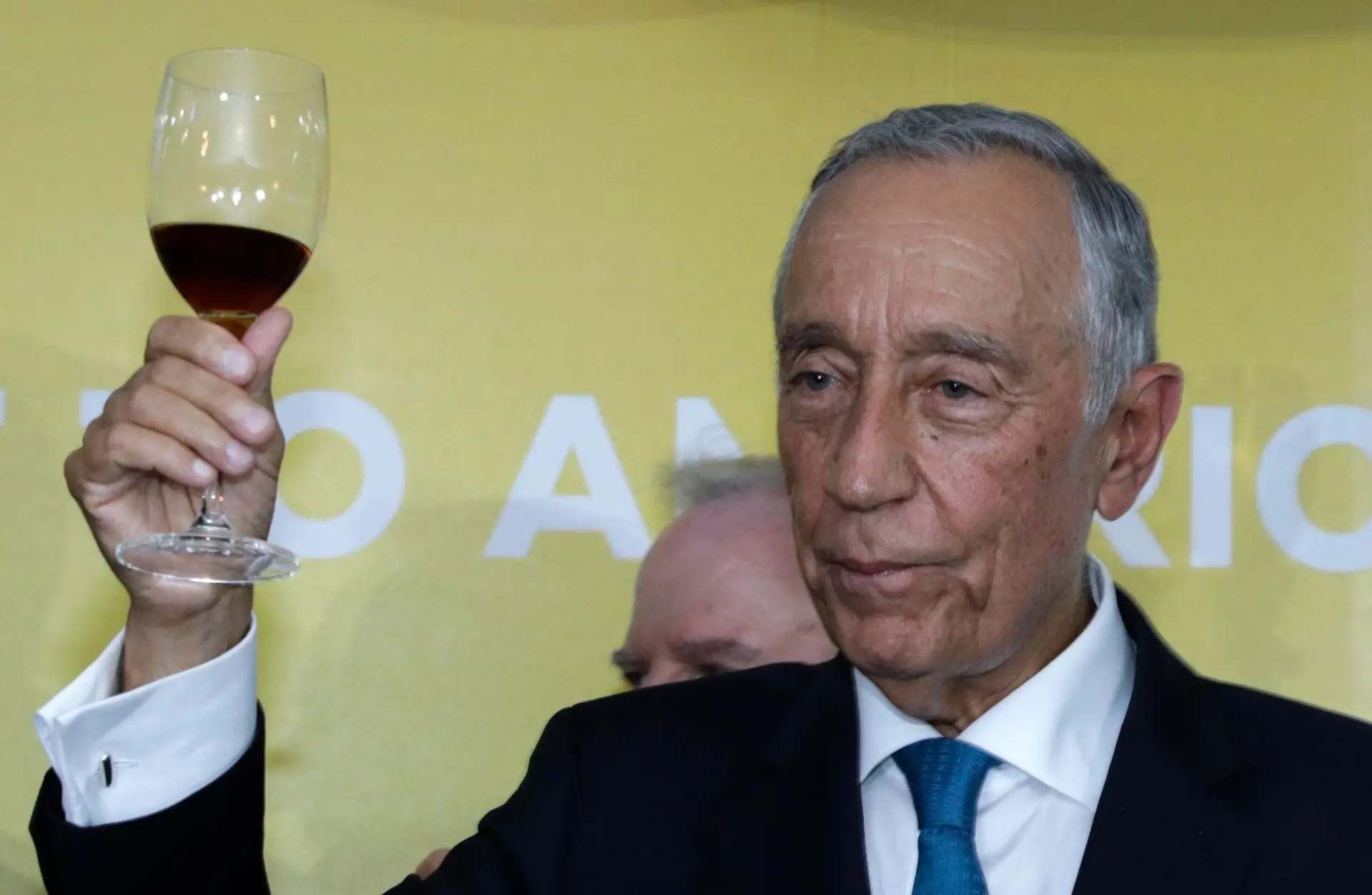 O Presidente da República, Marcelo Rebelo de Sousa, brinda durante uma cerimónia de homenagem ao Vinho da Madeira em Washington, Estados Unidos. LUSA
