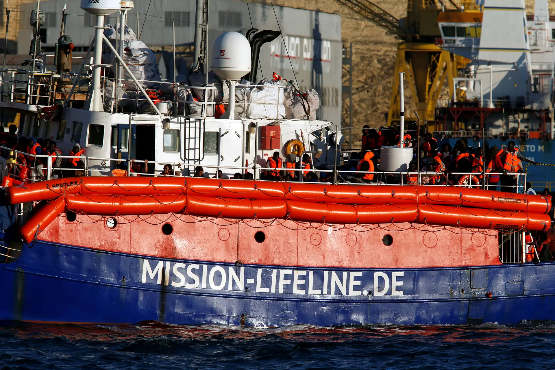 Navio da ONG Lifeline retido em Malta