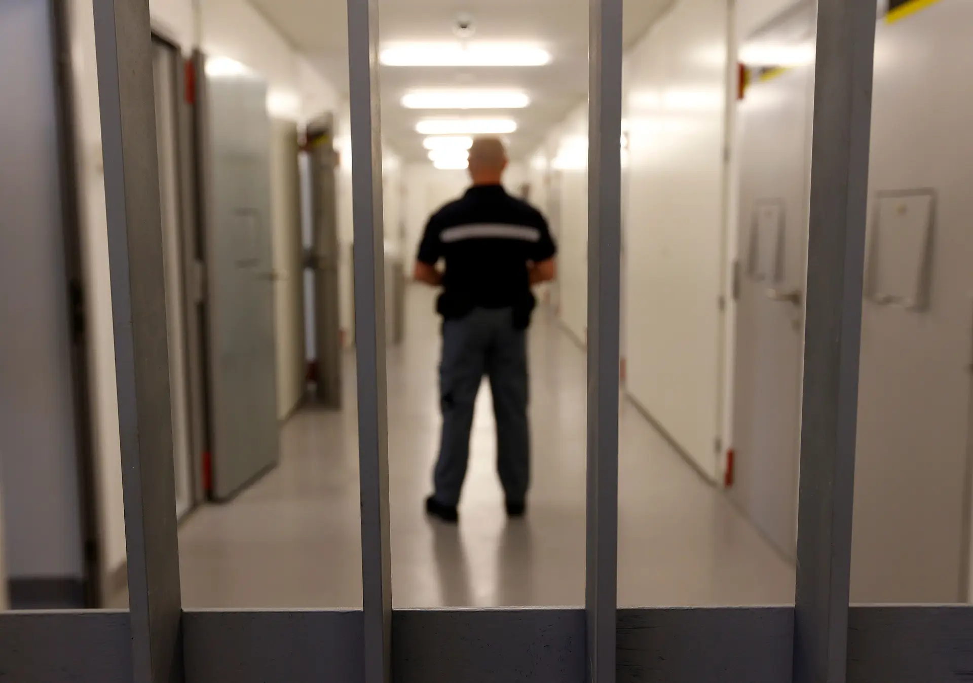 Reclusos em liberdade provisória terão de ficar na habitação