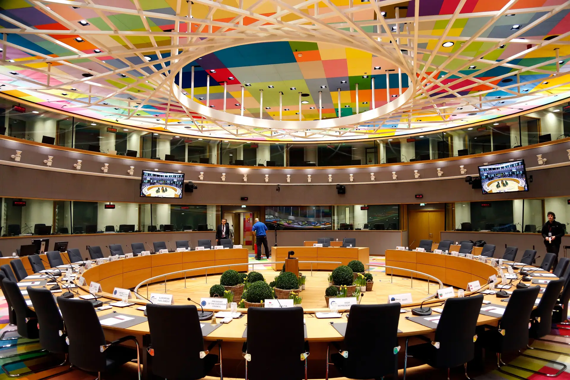 UE em cimeira de dois dias dividida sobre migrações e reforma do euro