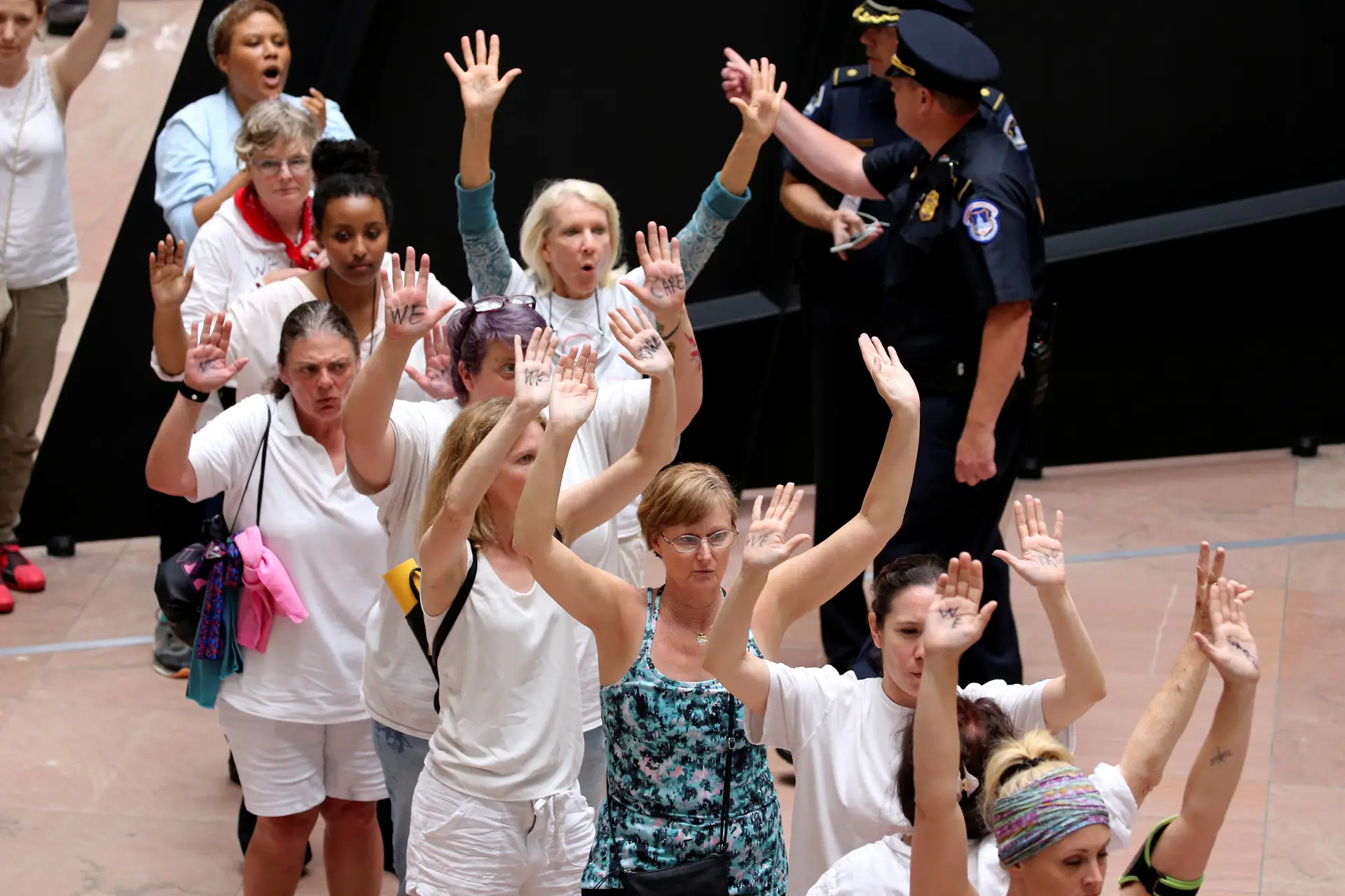Cerca de 600 mulheres detidas no Senado dos EUA por protesto contra política migratória de Trump