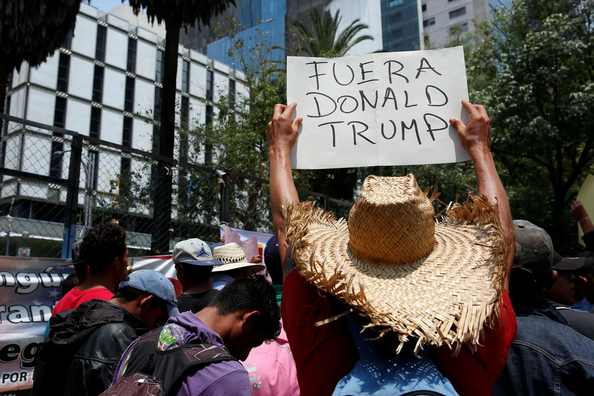 Trump insiste em deportar "imediatamente" imigrantes que entrem ilegalmente no país
